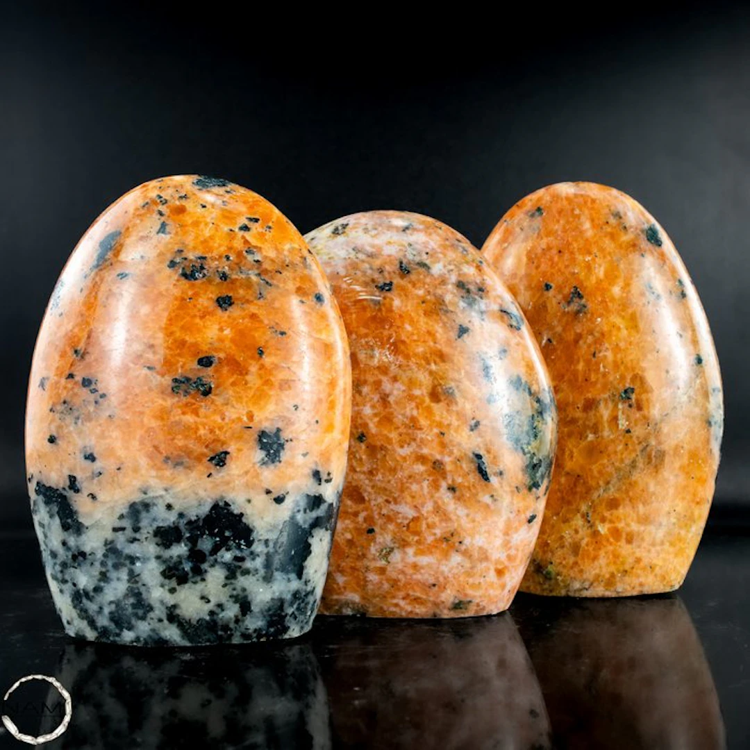 Orange calcite with black tourmaline – powerful harmony of light and protection