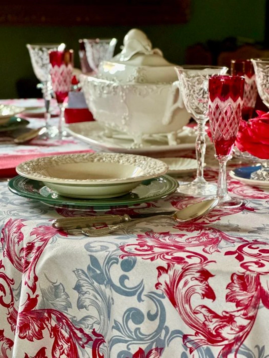 Tablecloth with a filigree print for large tables