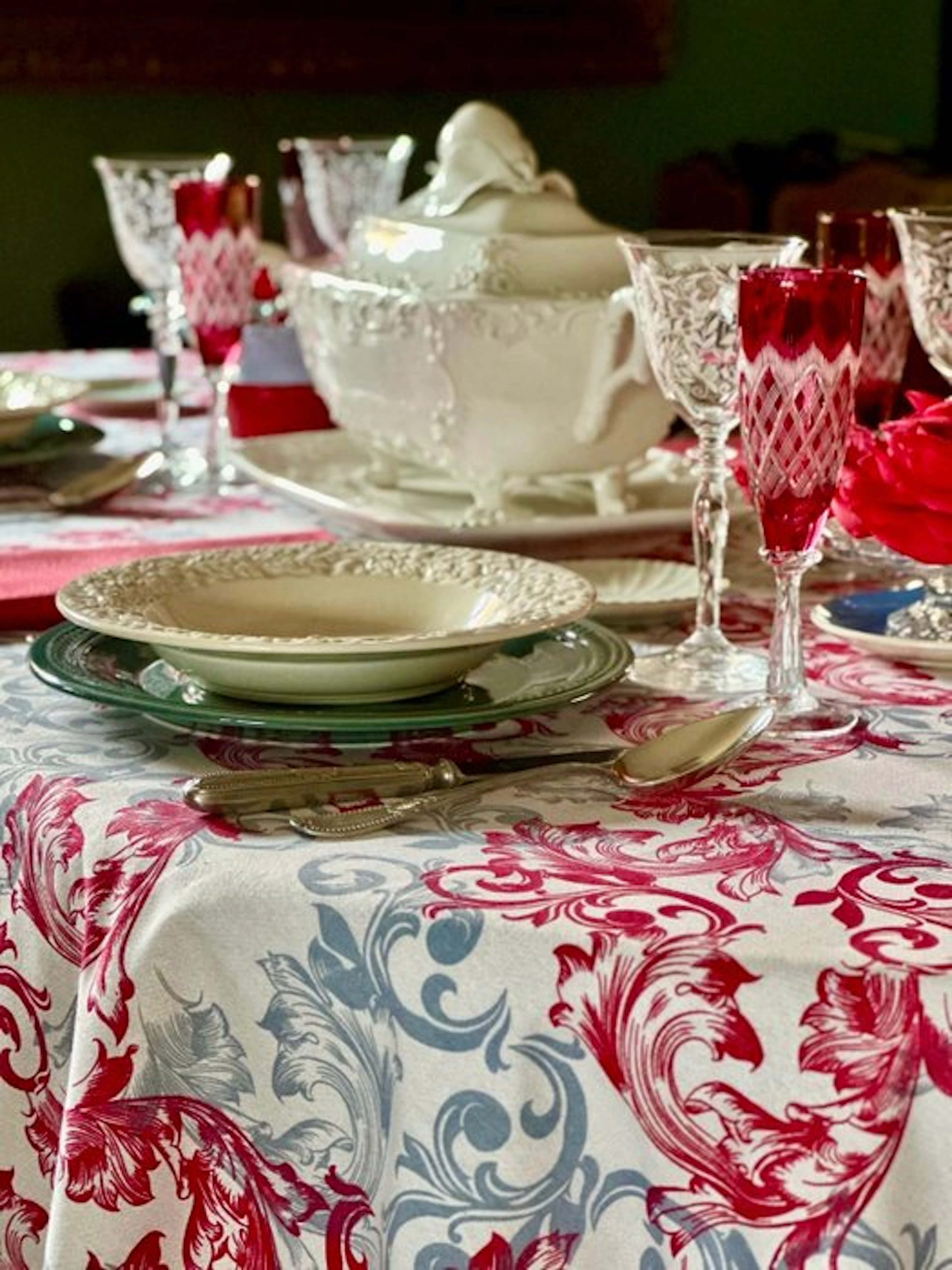 Tablecloth with a filigree print for large tables