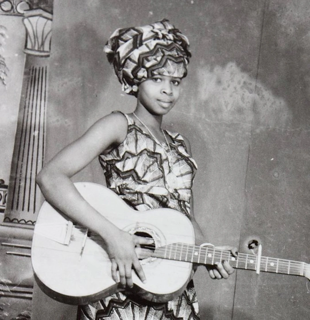 Sanlé Sory (1943–2023) - La musicienne - (Signé à la main et tamponée au dos)
