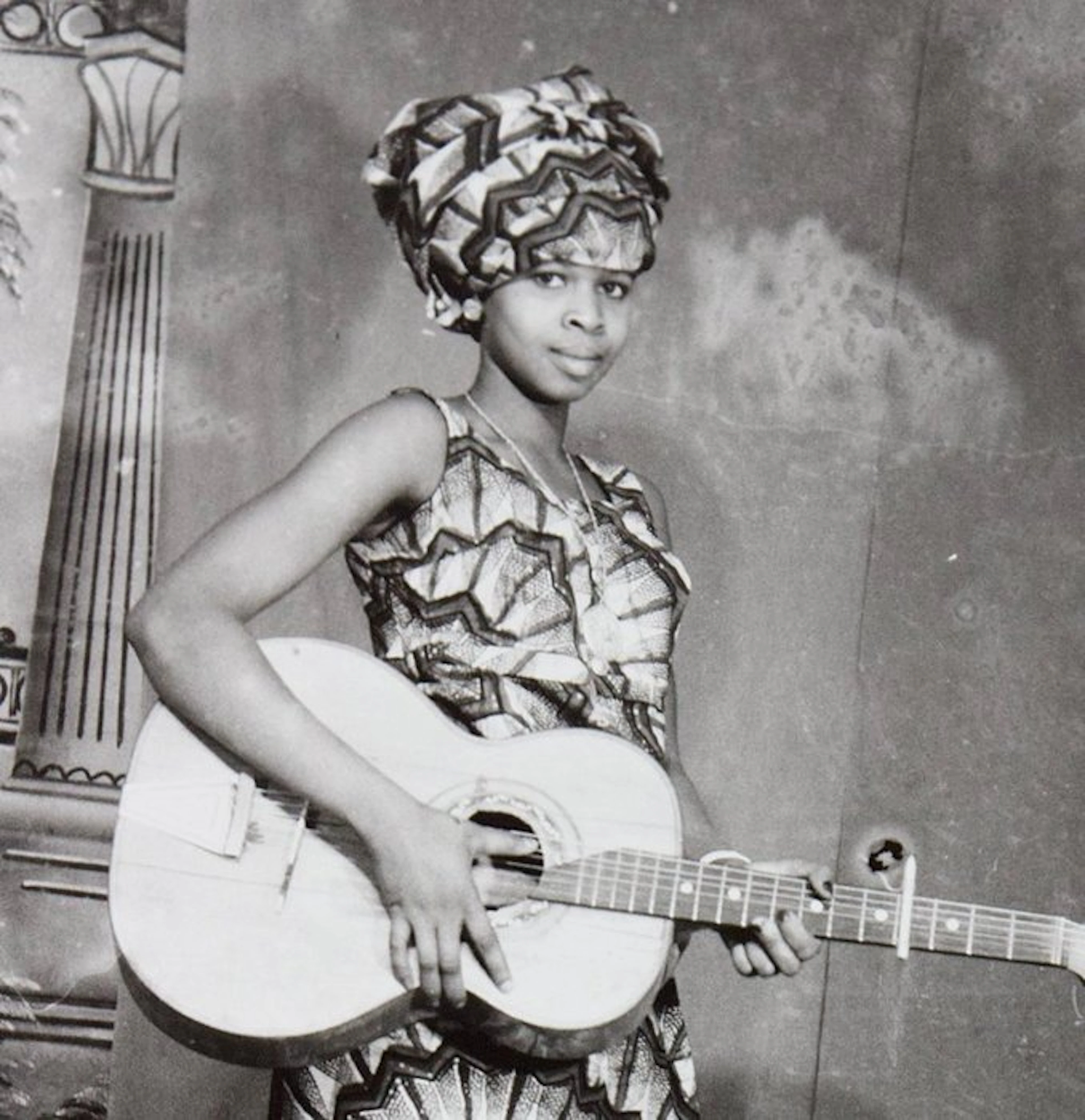 Sanlé Sory (1943–2023) - La musicienne - (Signé à la main et tamponée au dos)