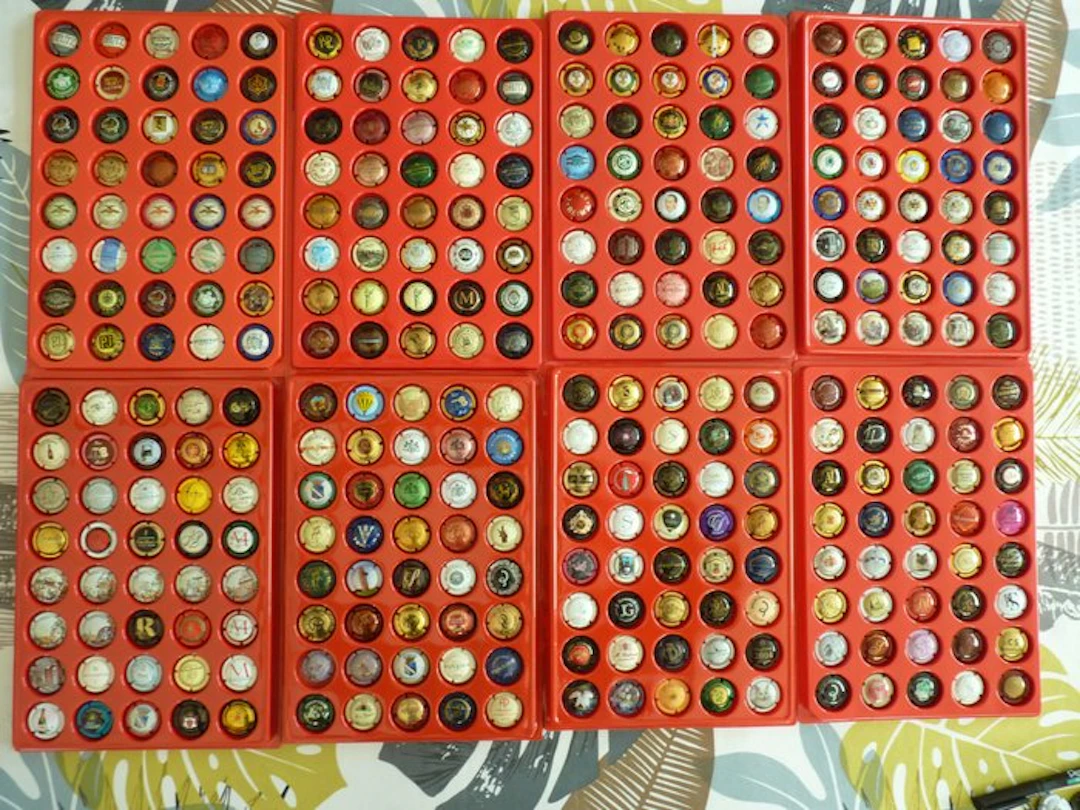 Themed collection - 320 beautiful champagne capsules (no duplicates