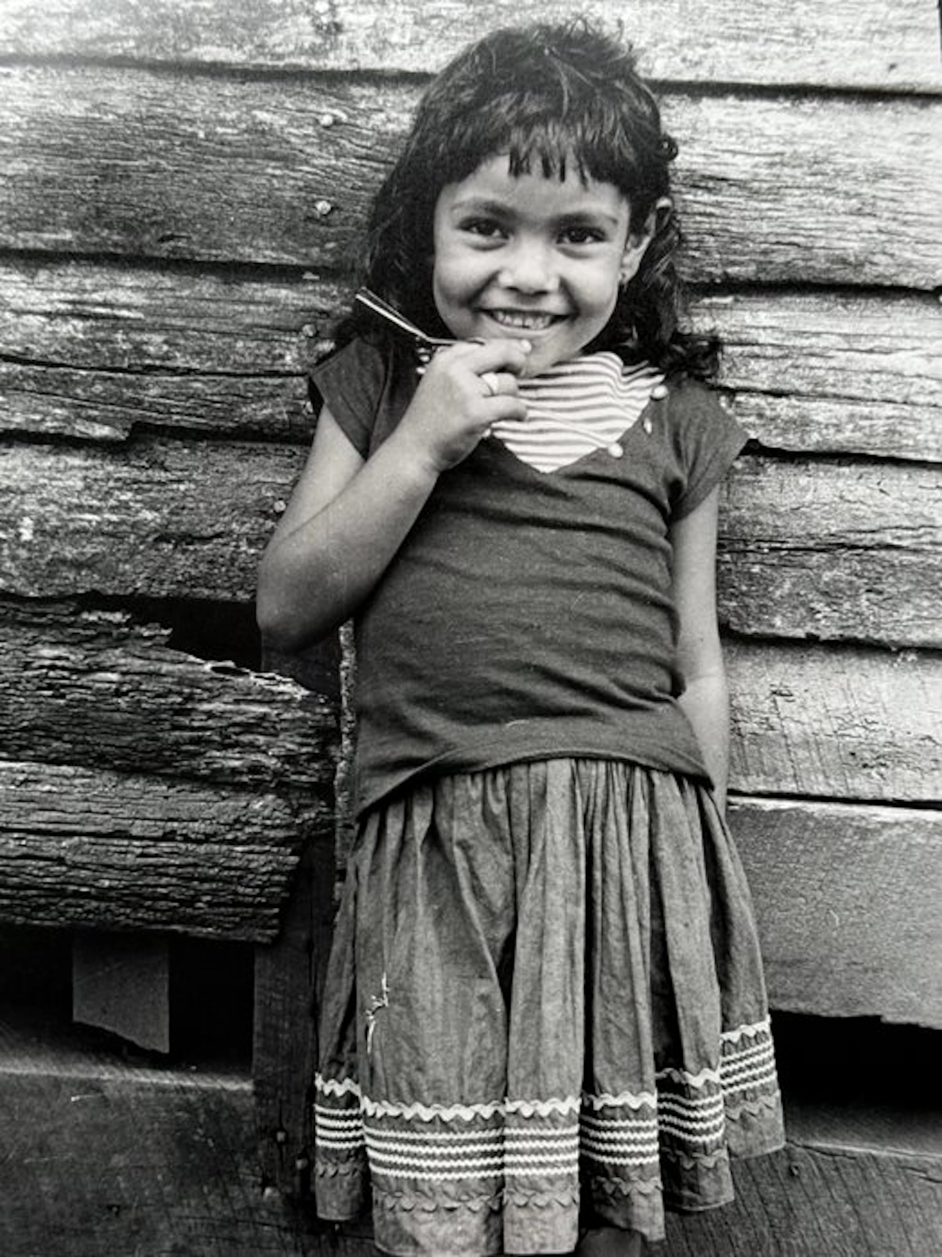 Alberto Korda (1928–2001) - Niña sonriente en una granja de campesinos