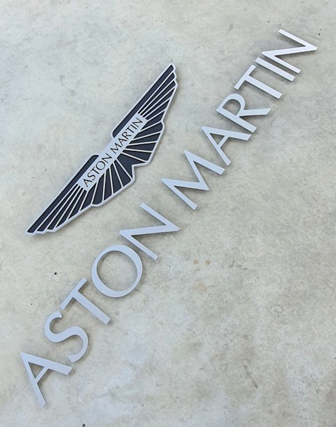 Aston Martin wall logo 180 cm – Pro edition – Carbon finish - Aston Martin