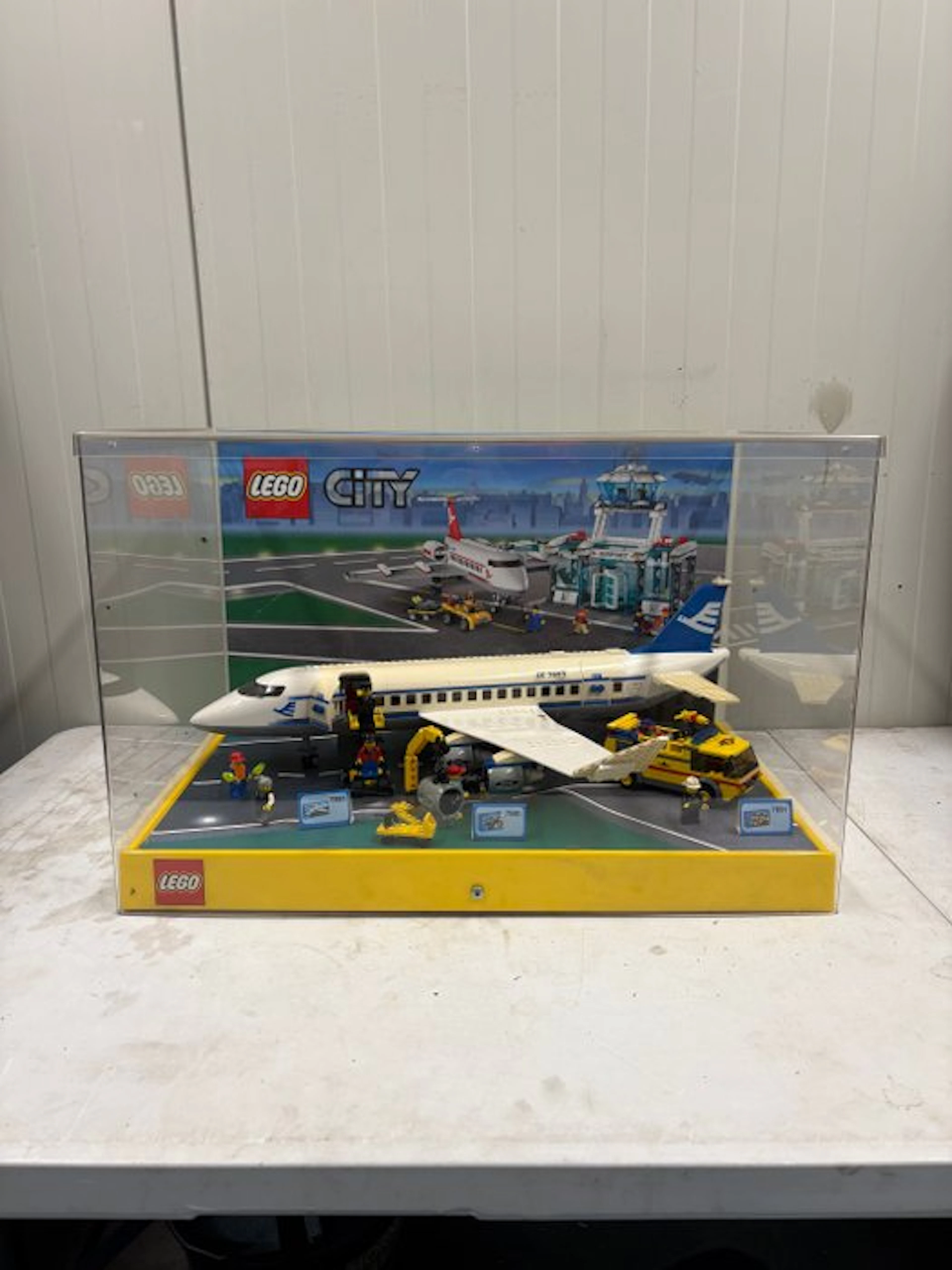 LEGO Store display - LEGO City Airport Winkel Display met Vitrine – Sets 7891