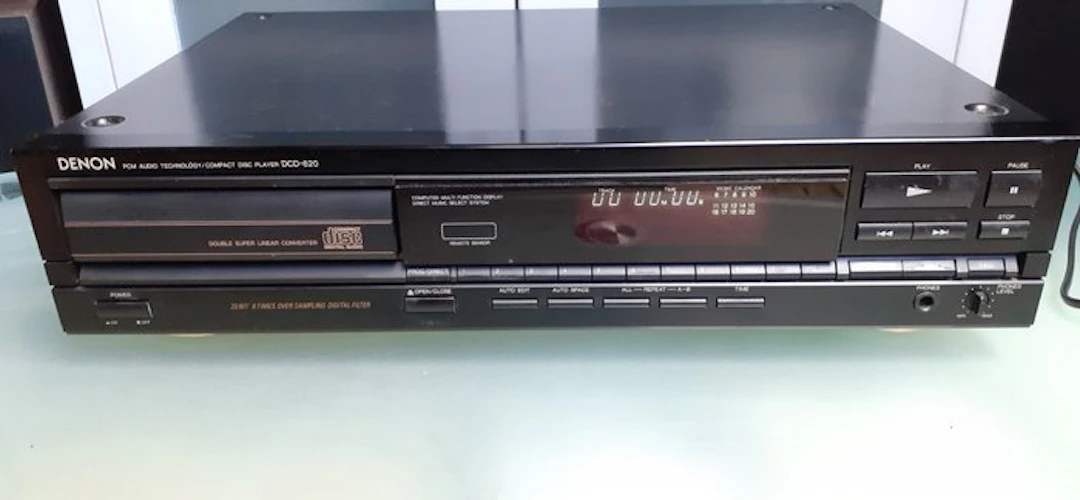 Denon - DCD-620 / 20-Bit 8X Over Sampling Digital Filter CD player
