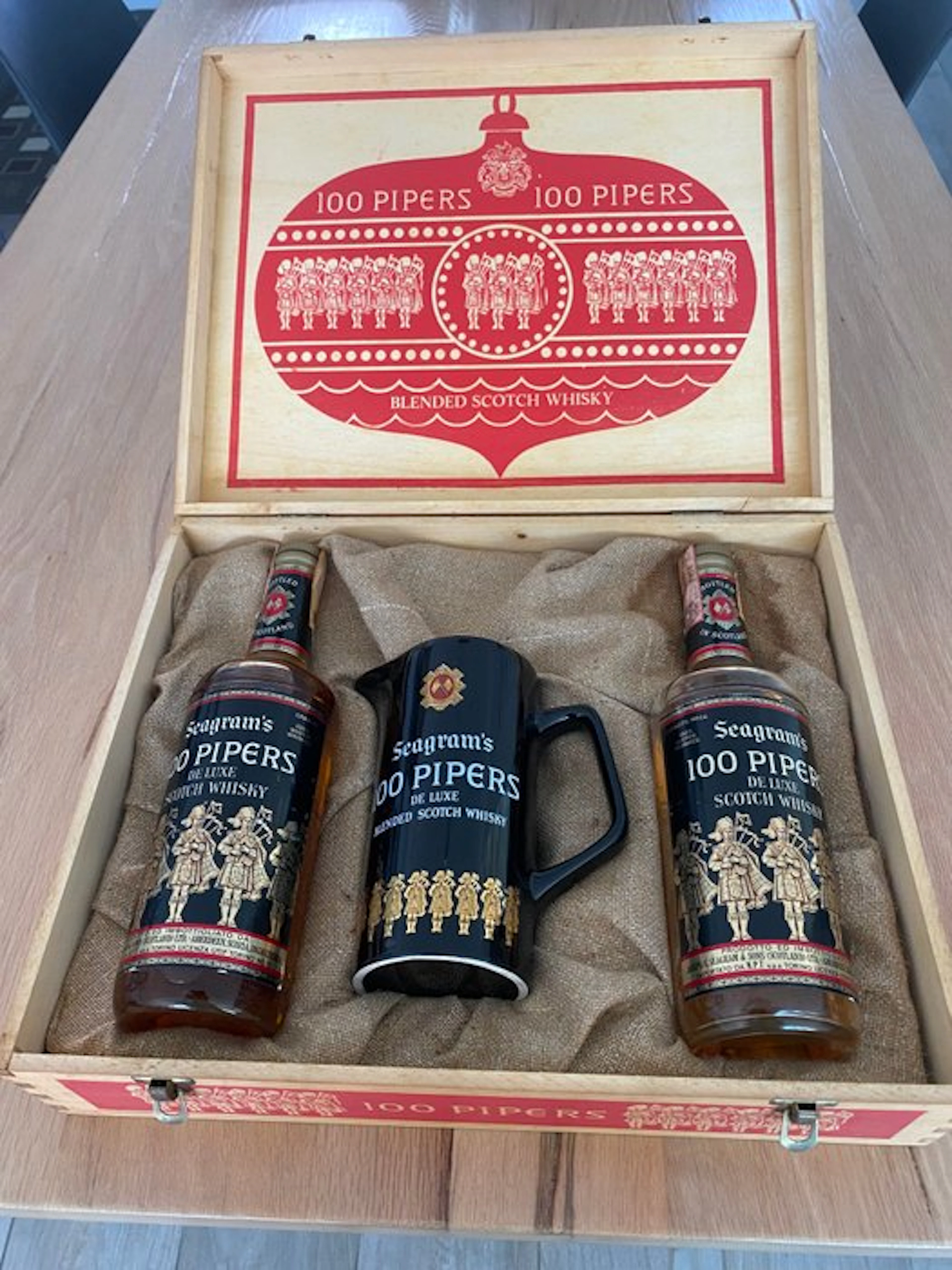 Seagram's 100 Pipers De Luxe - b. 1970s - 75cl - 2 bottles
