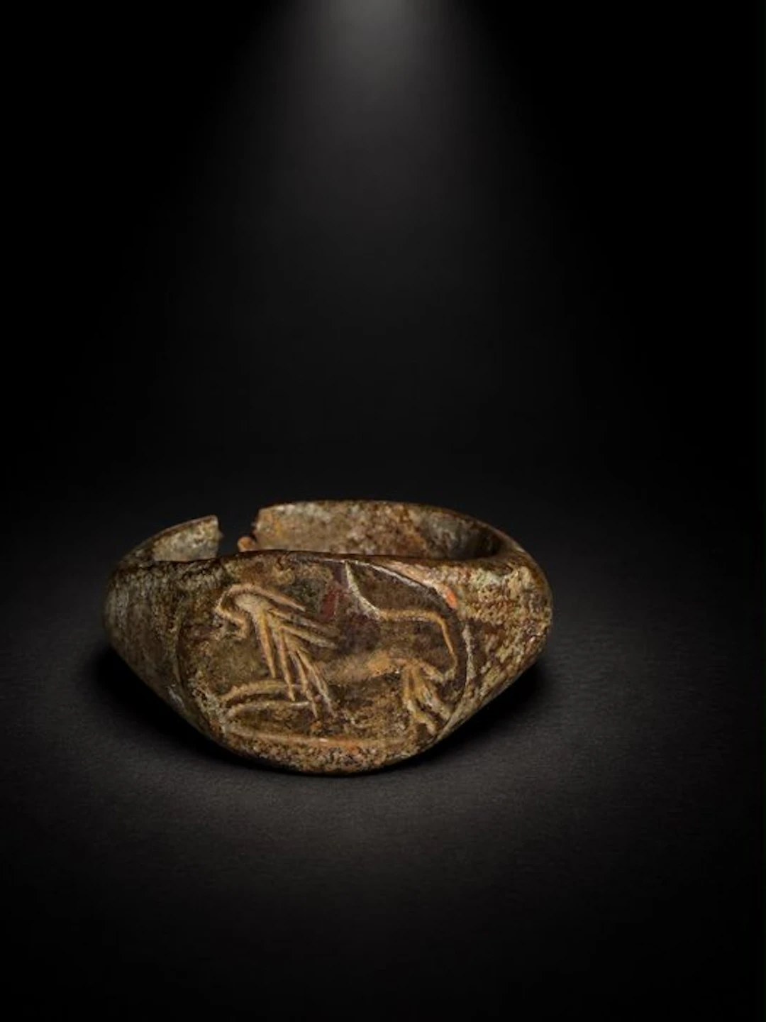 Ancient Roman Bronze Signet Ring with Griffin Motif (No reserve price)