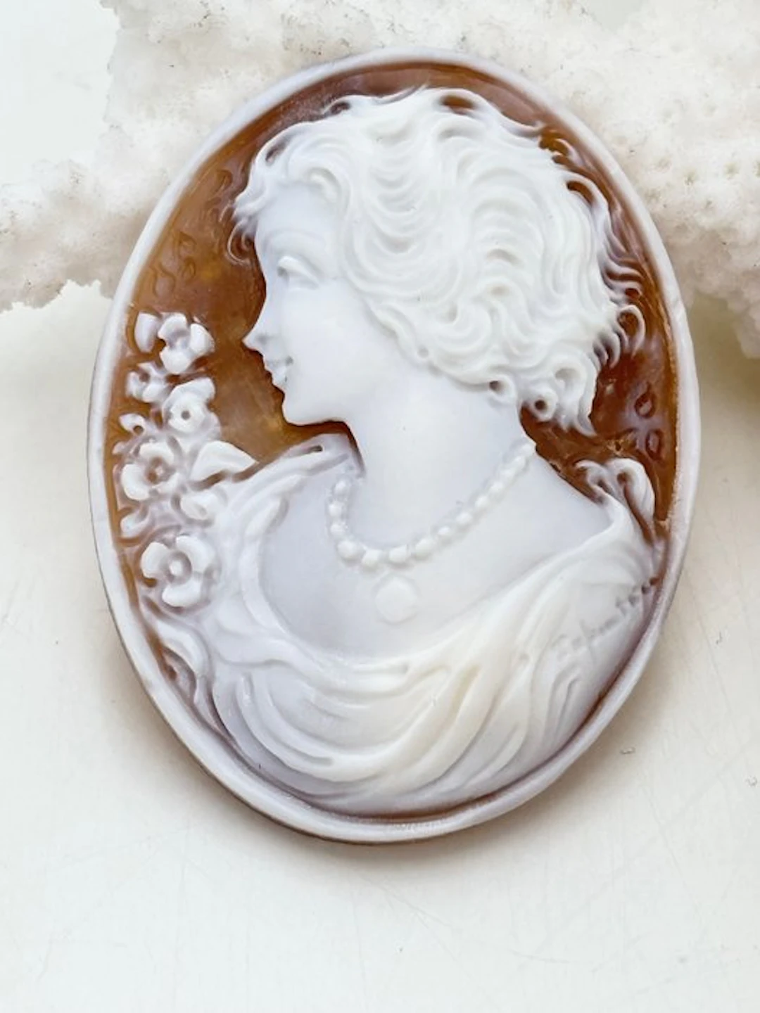 No reserve price CASSIS MADAGASCARIENSIS - Cameo - Hand-engraved cameo