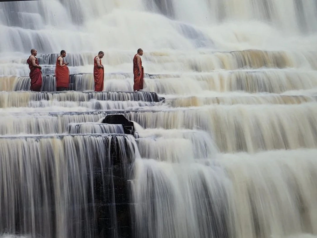 Dang Ngo - Monks in Waterfalls - exemplaire rare et épuisé - Numéro 2124