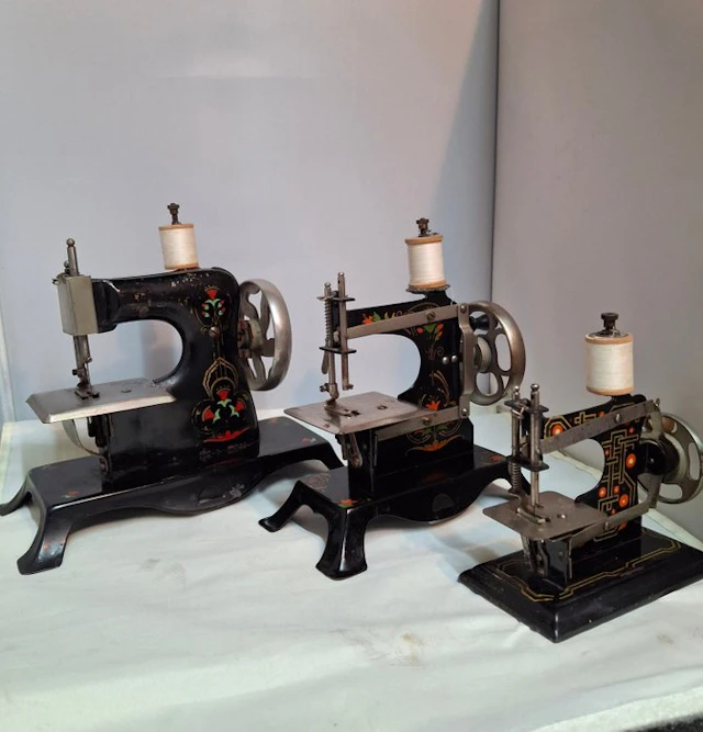 Sewing machine - Iron - A lot of three Casige child sewing machines
