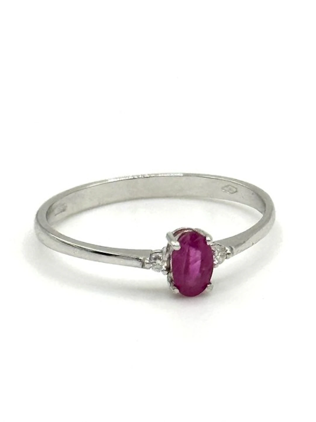 Engagement ring - 18 kt. White gold - 0.34ct. tw. Ruby - Diamond