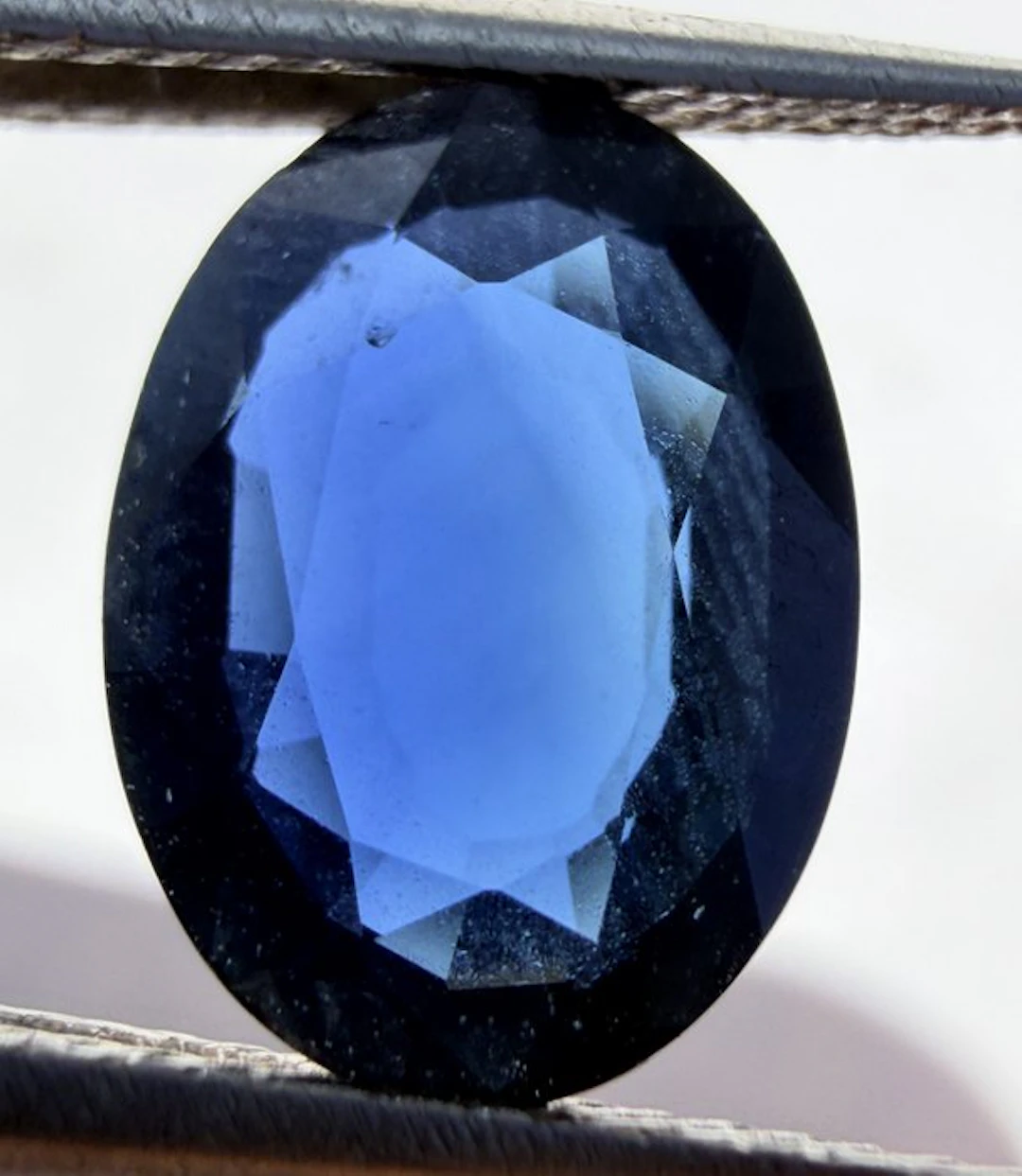 Blue Sapphire - 2.01 ct - Antwerp Laboratory for Gemstone...