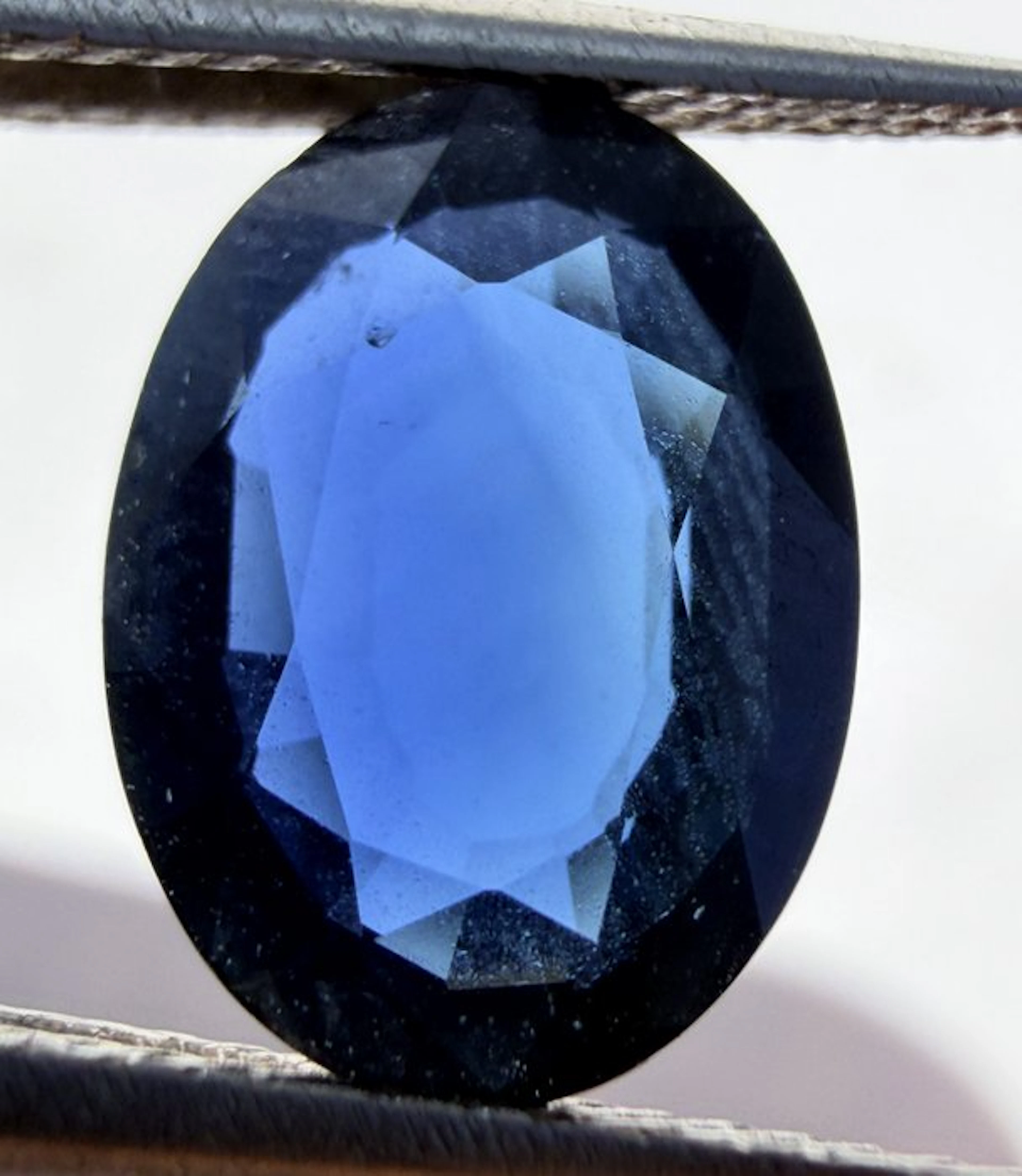 Blue Sapphire - 2.01 ct - Antwerp Laboratory for Gemstone...