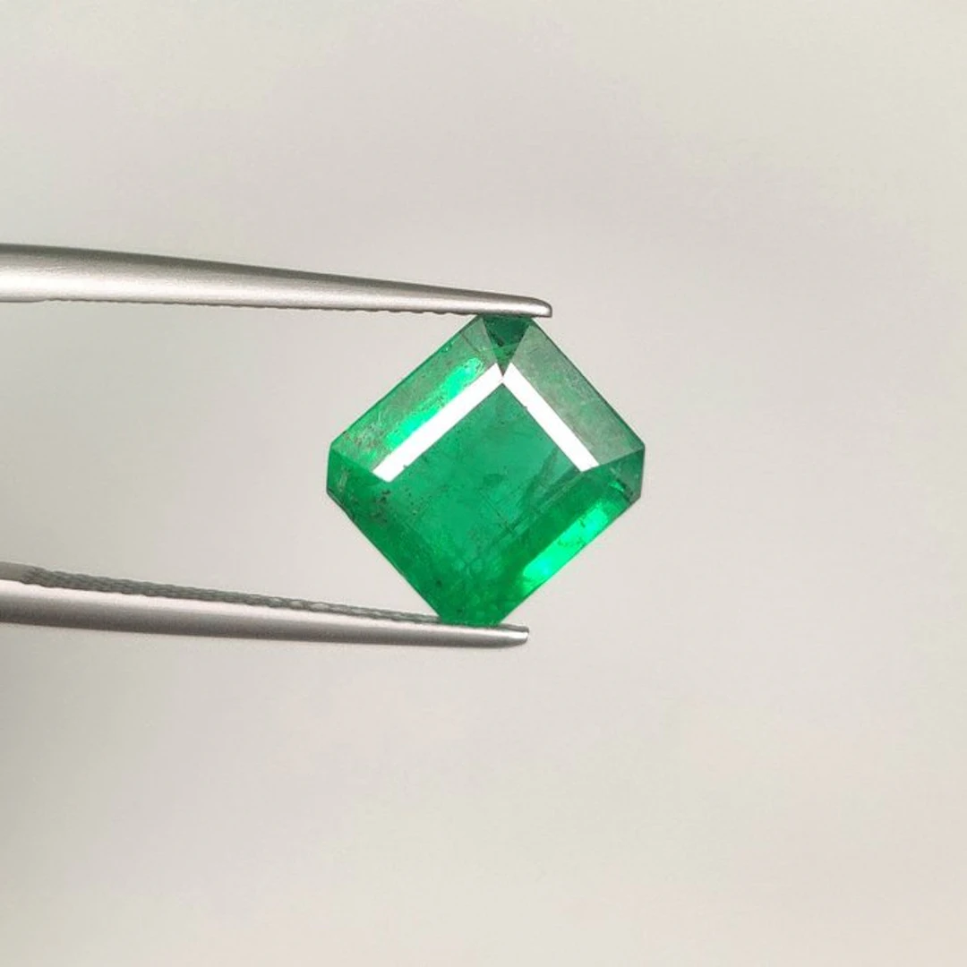 Green Emerald - 5.23 ct - International Colored Gemstone...