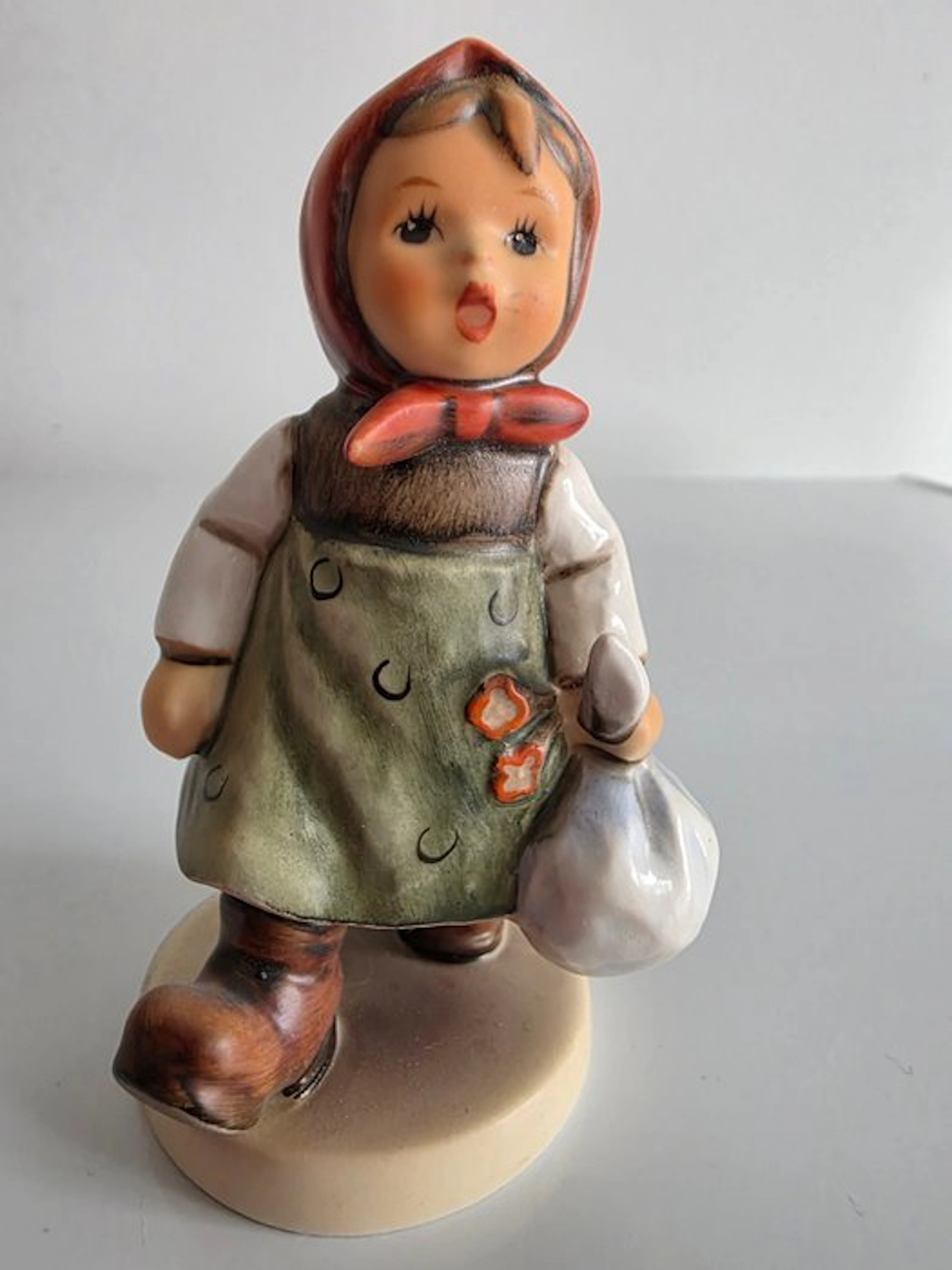 Goebel - Figurine - Großmutter wartet / Grandma's Girl - Porcelain