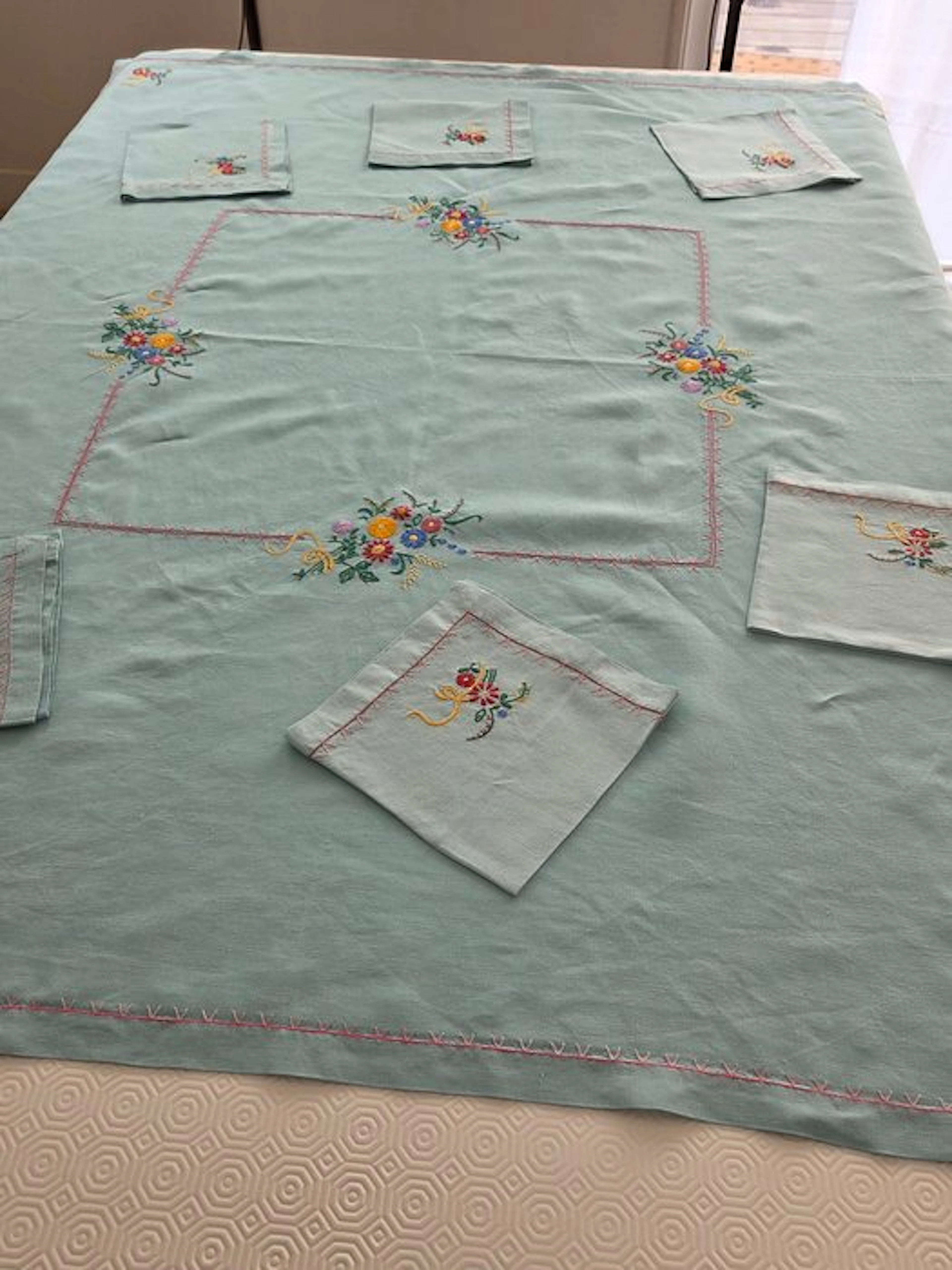Tablecloth (8) - 126 cm - 102 cm - Tablecloth and 7 napkins.