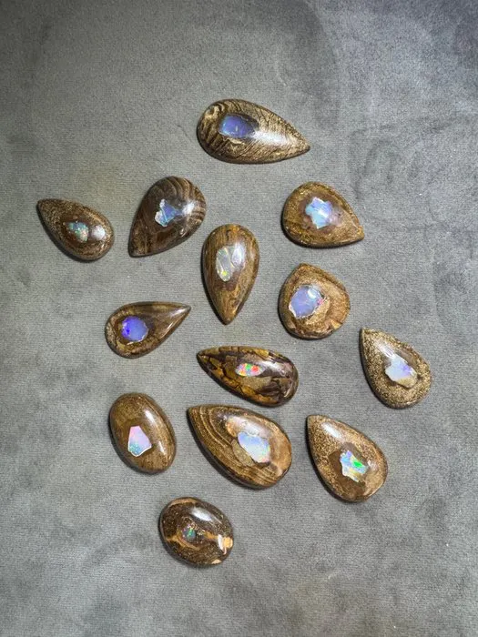 Set of 13 Boulder Opal and Ethiopian Opal cabochons – 350...