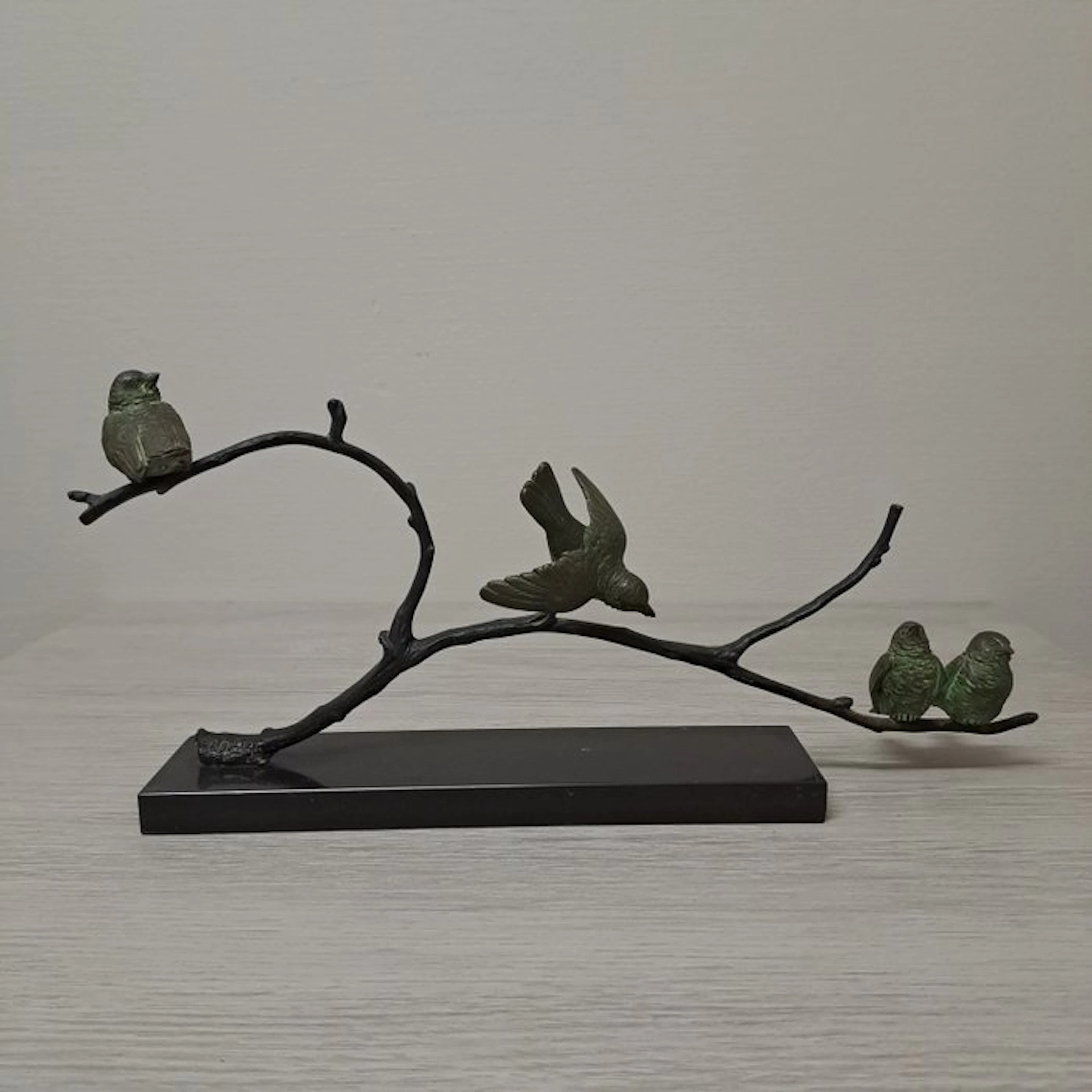 Guy Debe - Sculpture, Birds on branch - 20.5 cm - Patinated bronze