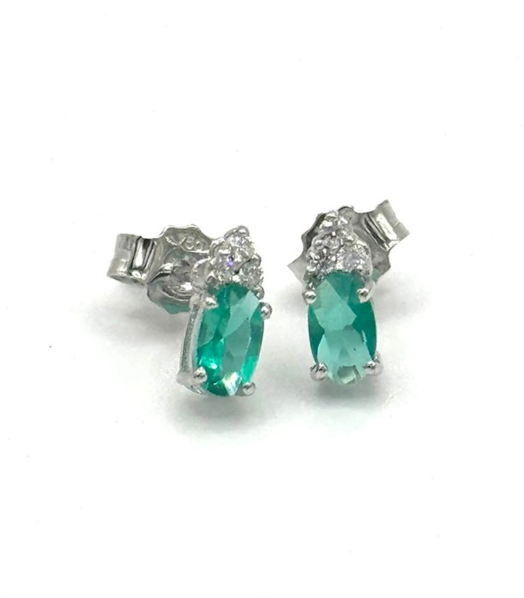 Stud earrings - 18 kt. White gold - 0.56ct. tw. Emerald - Diamond
