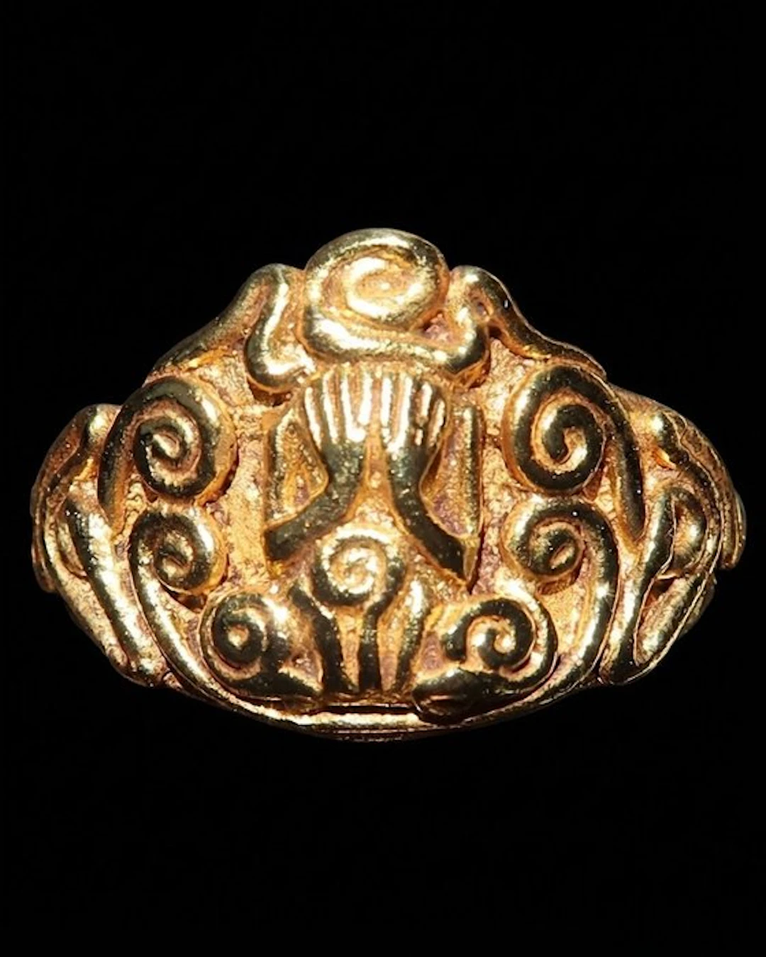 The Golden Guard of Phra Pidta – Dame of the Sanctuaries...