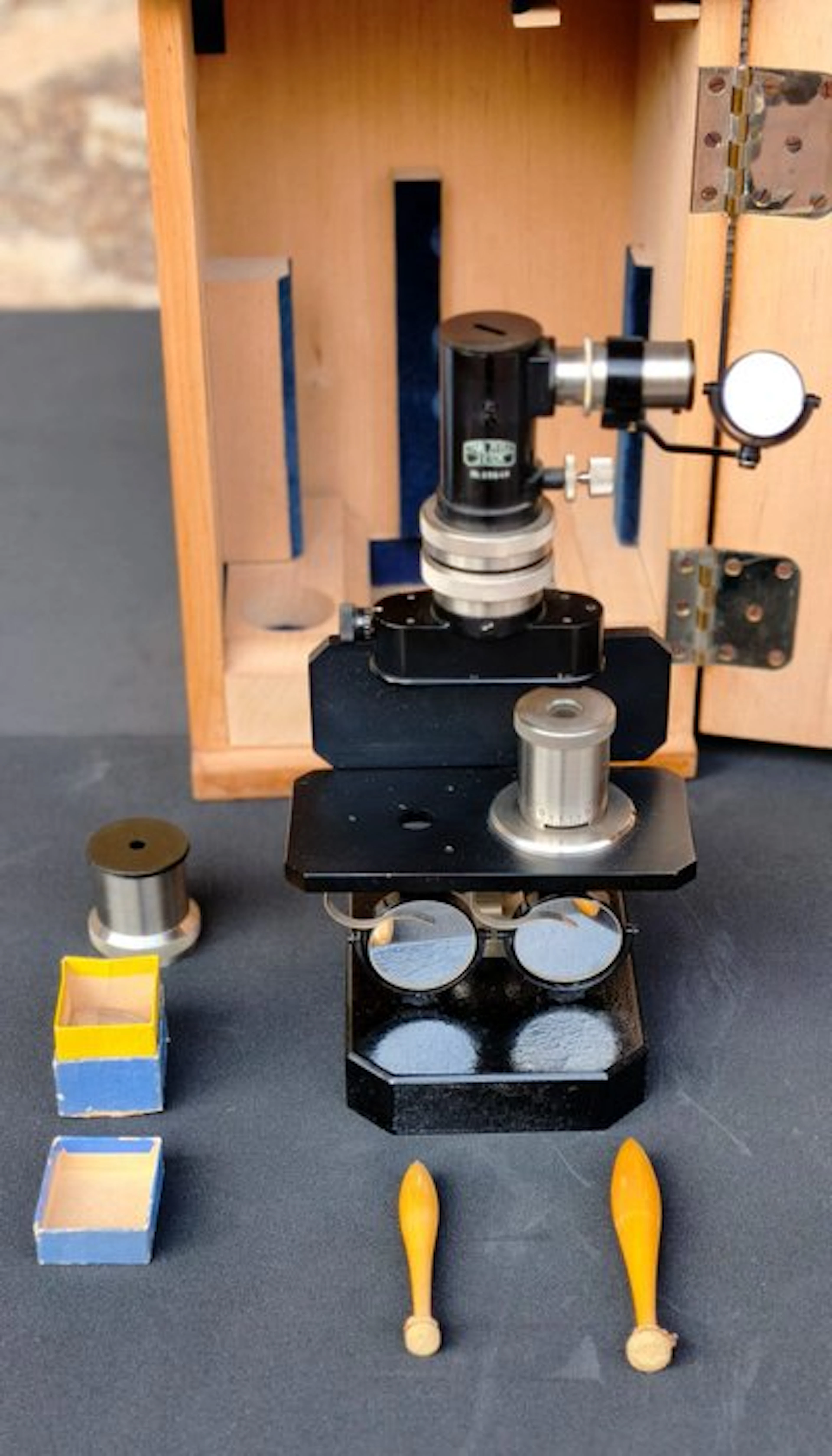 Colorimeter - Brass, Steel, Glass, Wood - 1930-1940 - Microspectroscope
