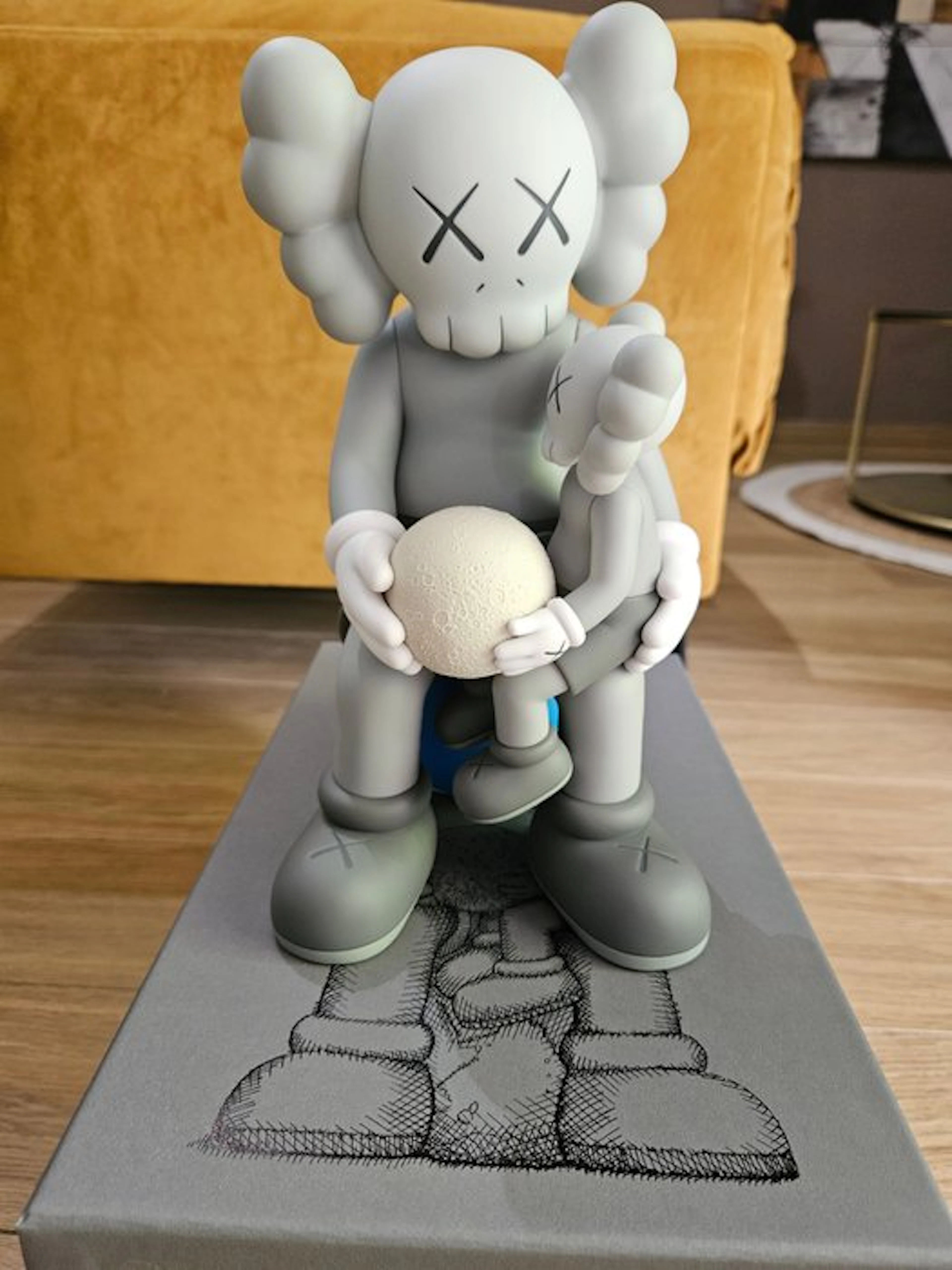 Kaws (1974) - Kaws : Holiday Thailand (grey)
