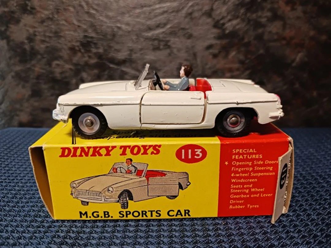 Dinky Toys 1:43 - Model car - M.G.B. Sports Car