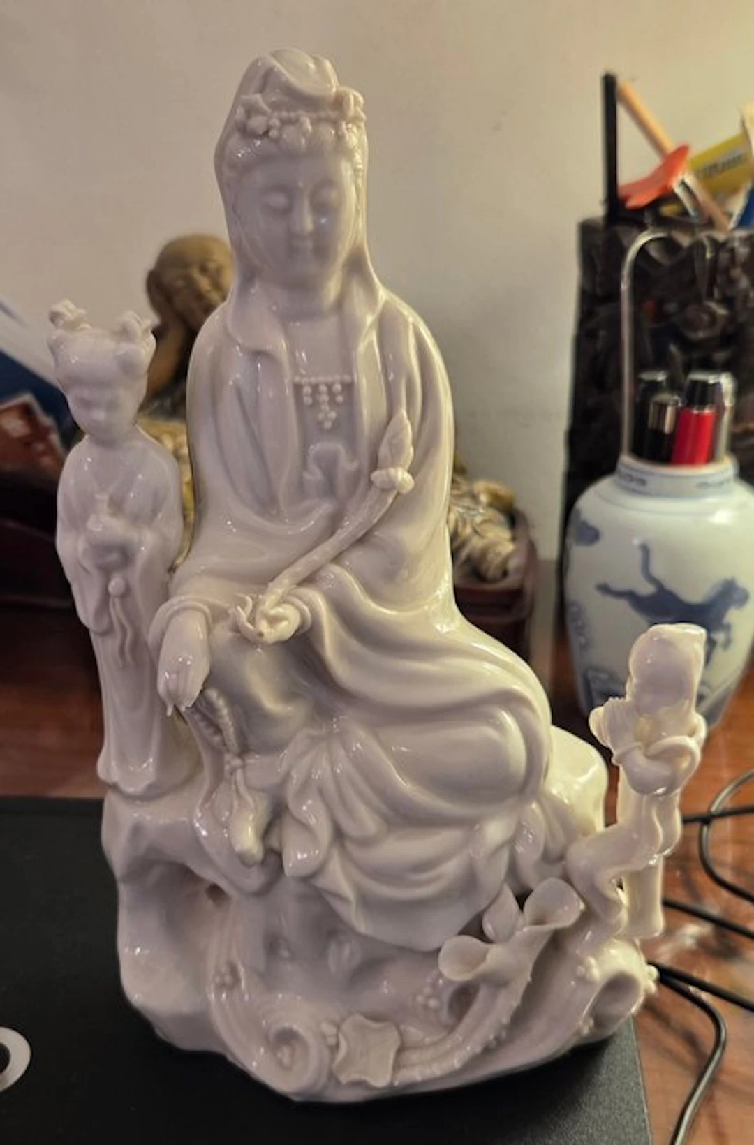 Blanc de Chine, Dehua, depicting Guanyin - Porcelain - China - 20th century