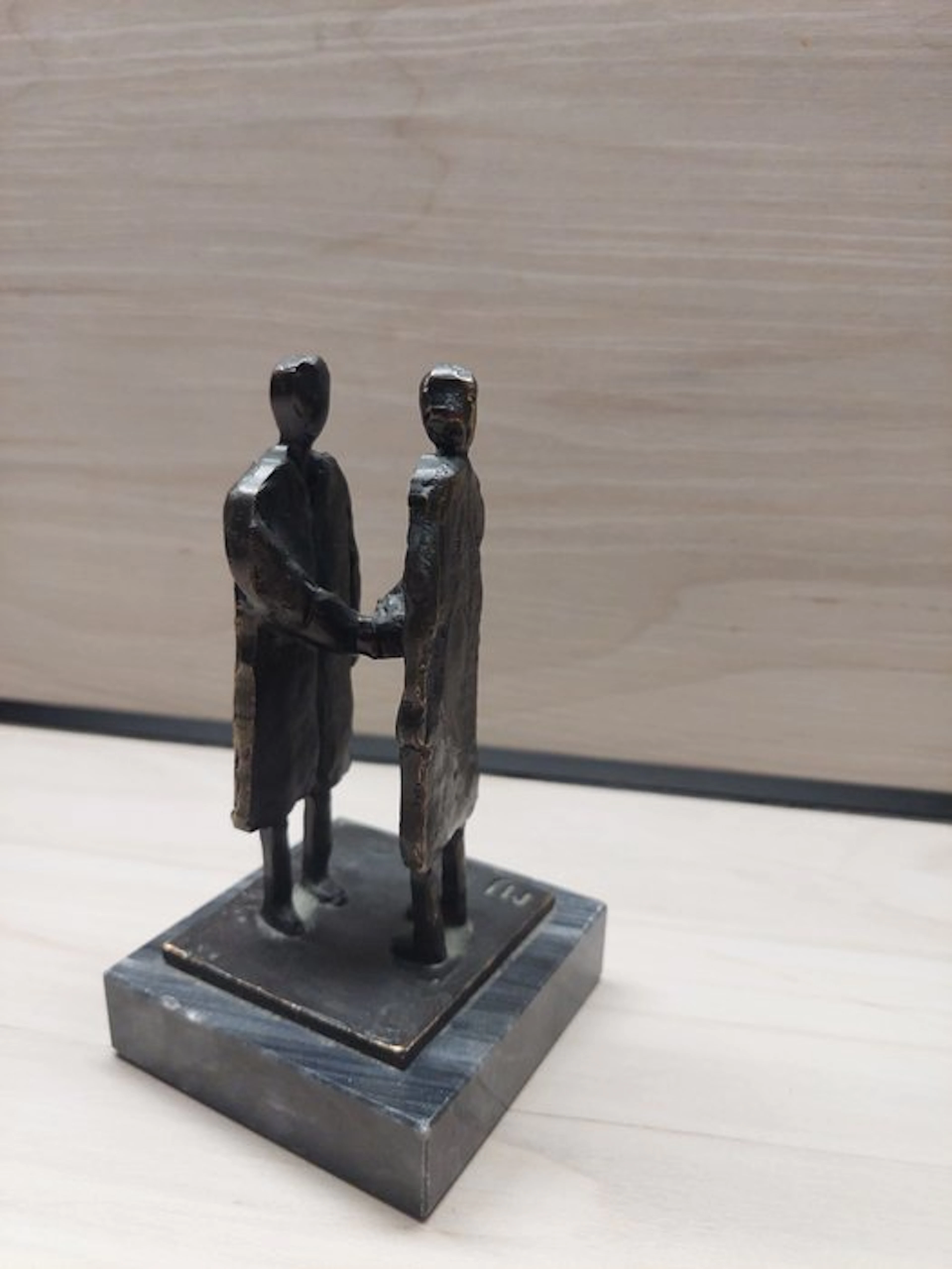 Artihove - Mark Jurriens - Sculpture, Vriendschap - 14 cm - Patinated bronze