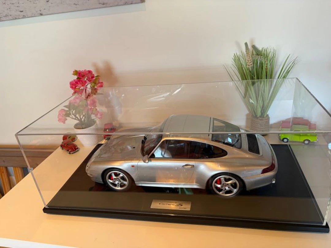 GT Spirit 1:8 - Model car - Porsche 911 (993) Carrera 4S 1995 - Limited 031/199