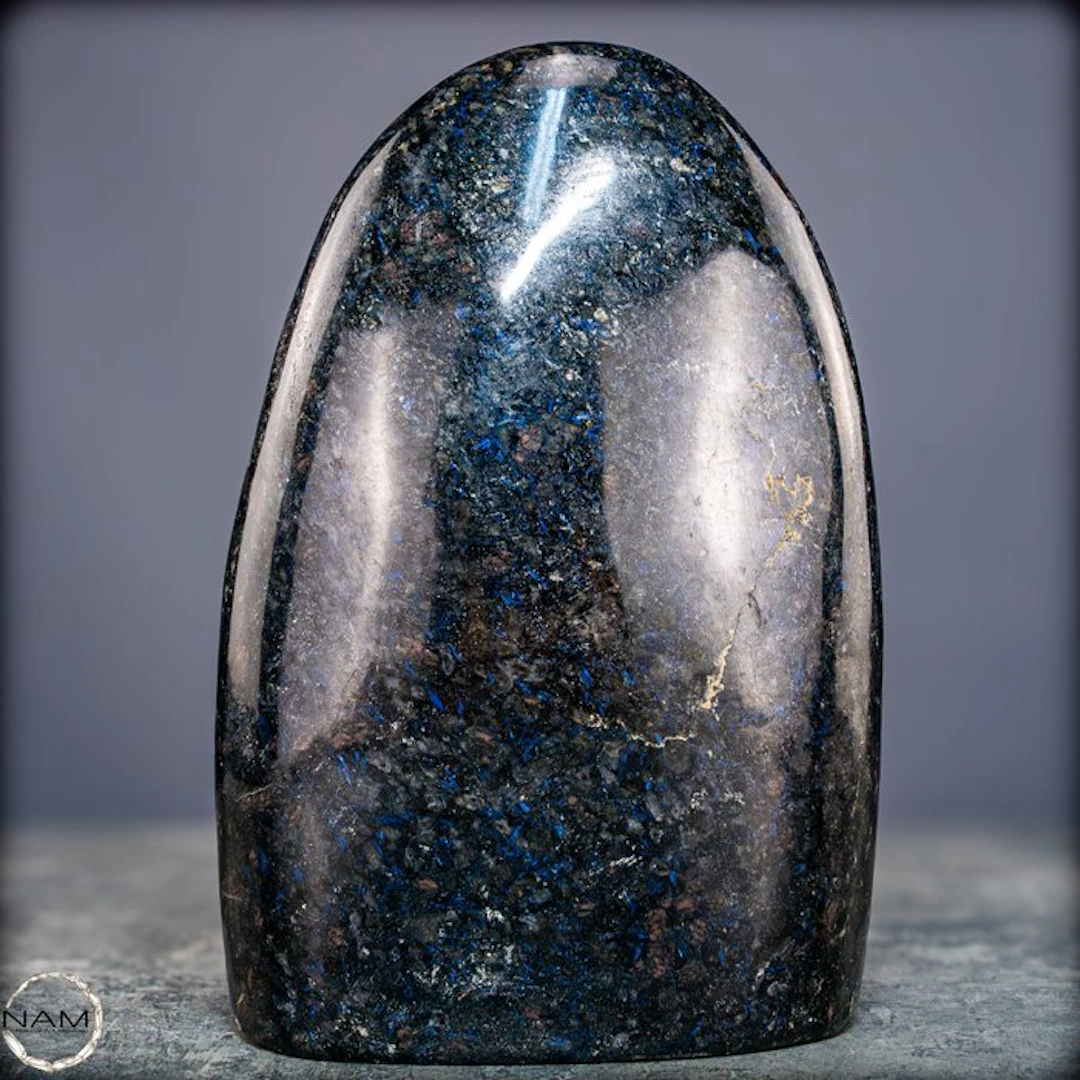 Natural arfvedsonite freeform with garnet – Mysteriously...