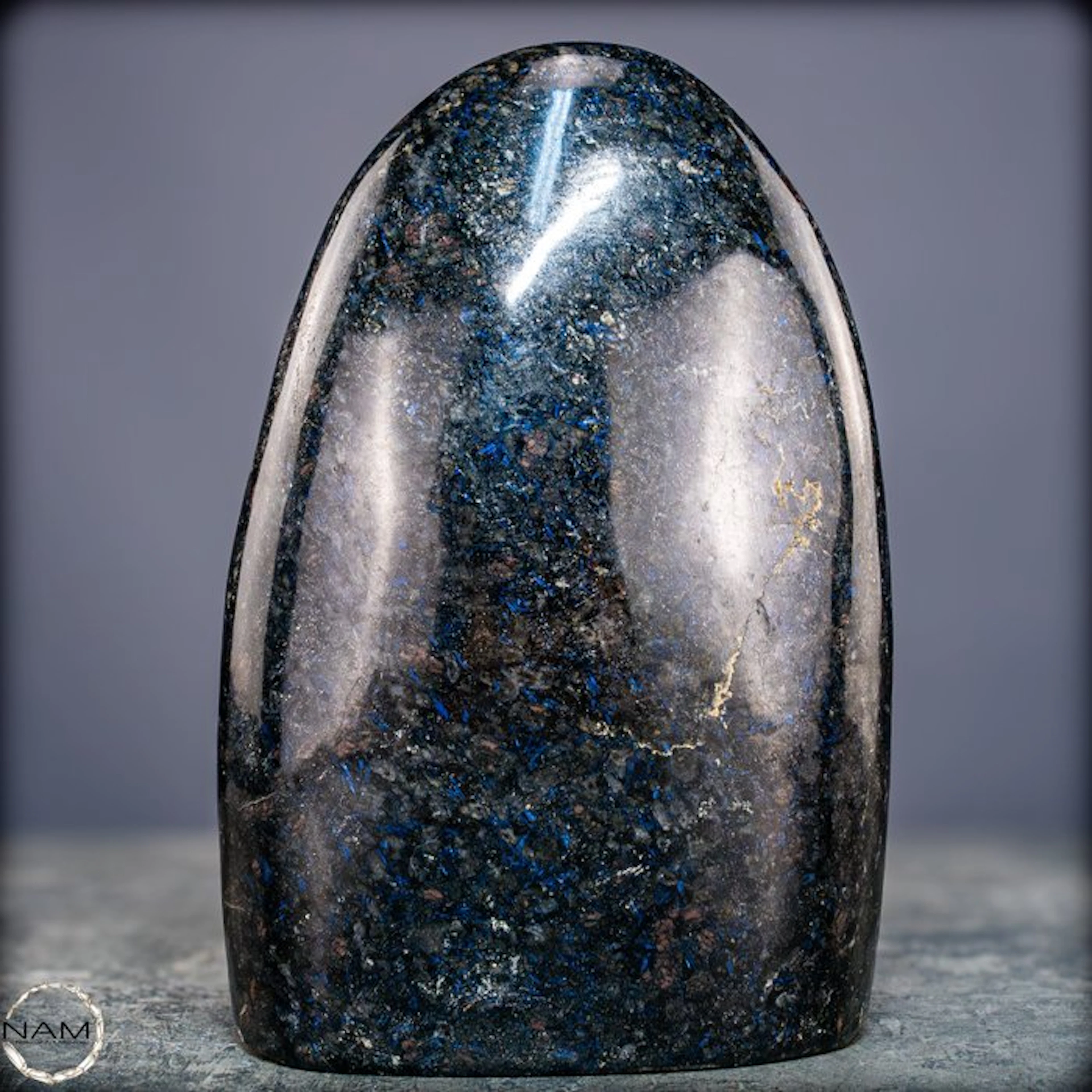 Natural arfvedsonite freeform with garnet – Mysteriously...