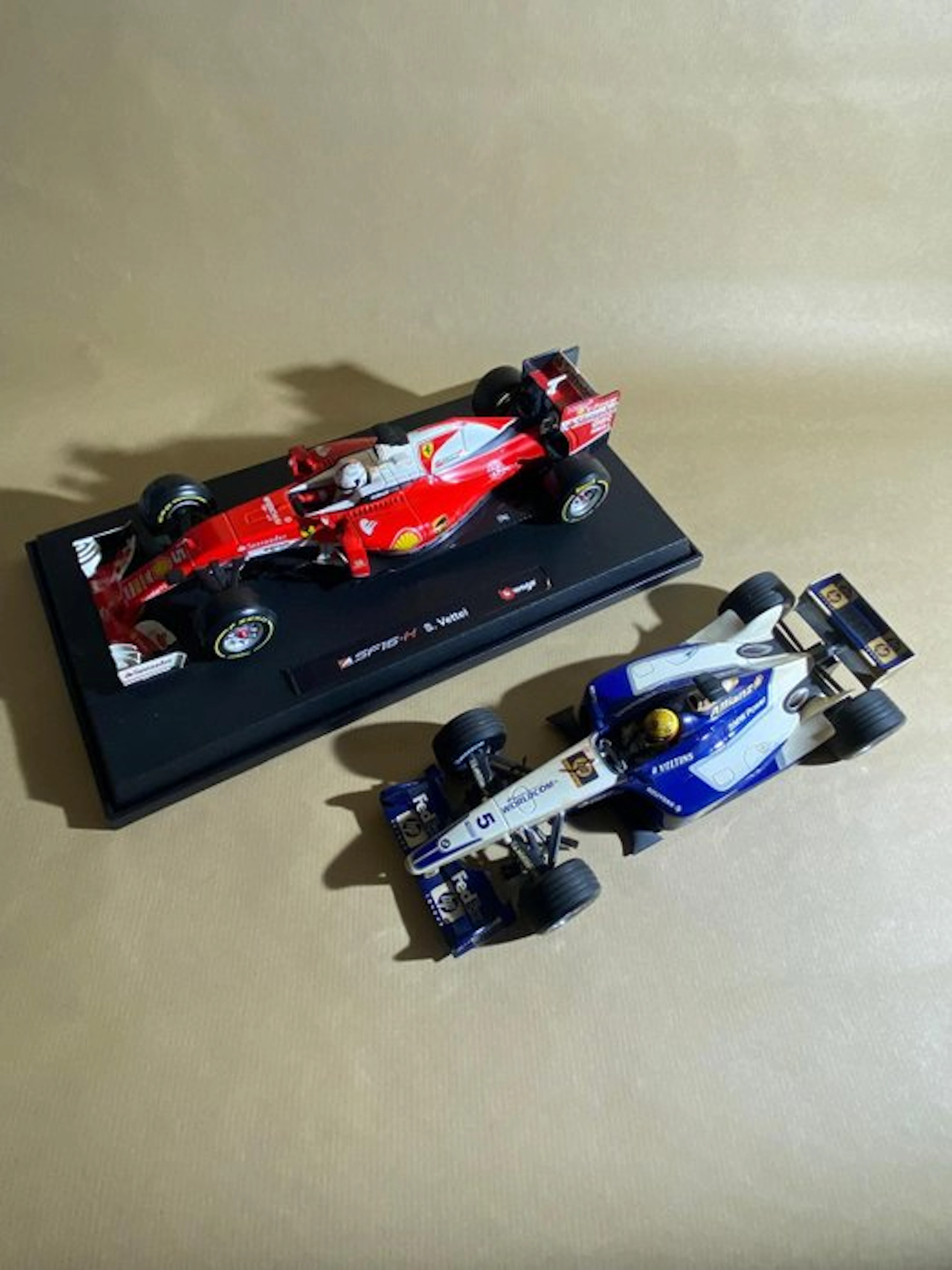 Bburago, MiniChamps 1:18 - Model car (2) - Ferrari SF 16...