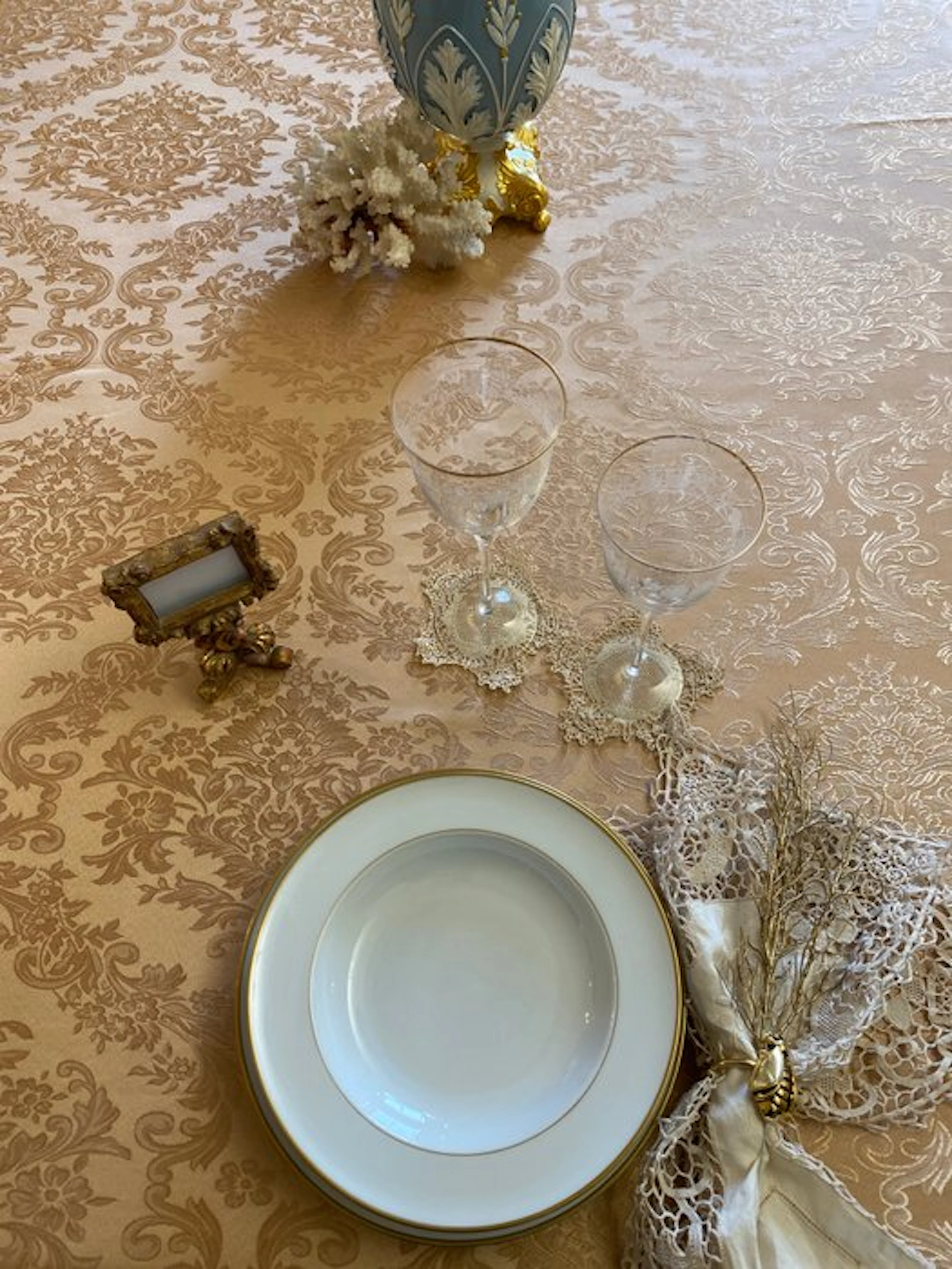 san leucio - A large and precious damask silk tablecloth in gold and pink