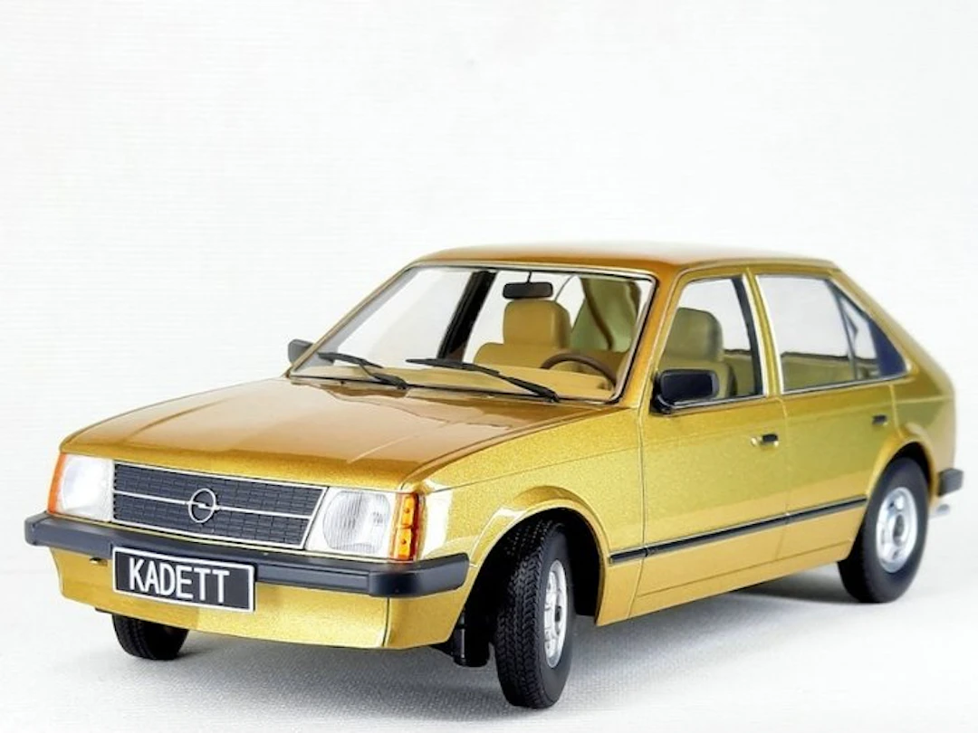 Triple9 1:18 - Model car - Opel Kadett D - 1984 - Goud metallic