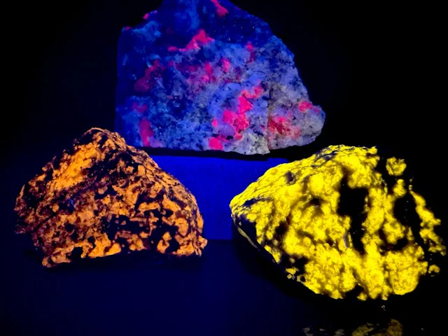Great and bright collection of ruby, wernerite and sodalite. Fluorescent- 316 g