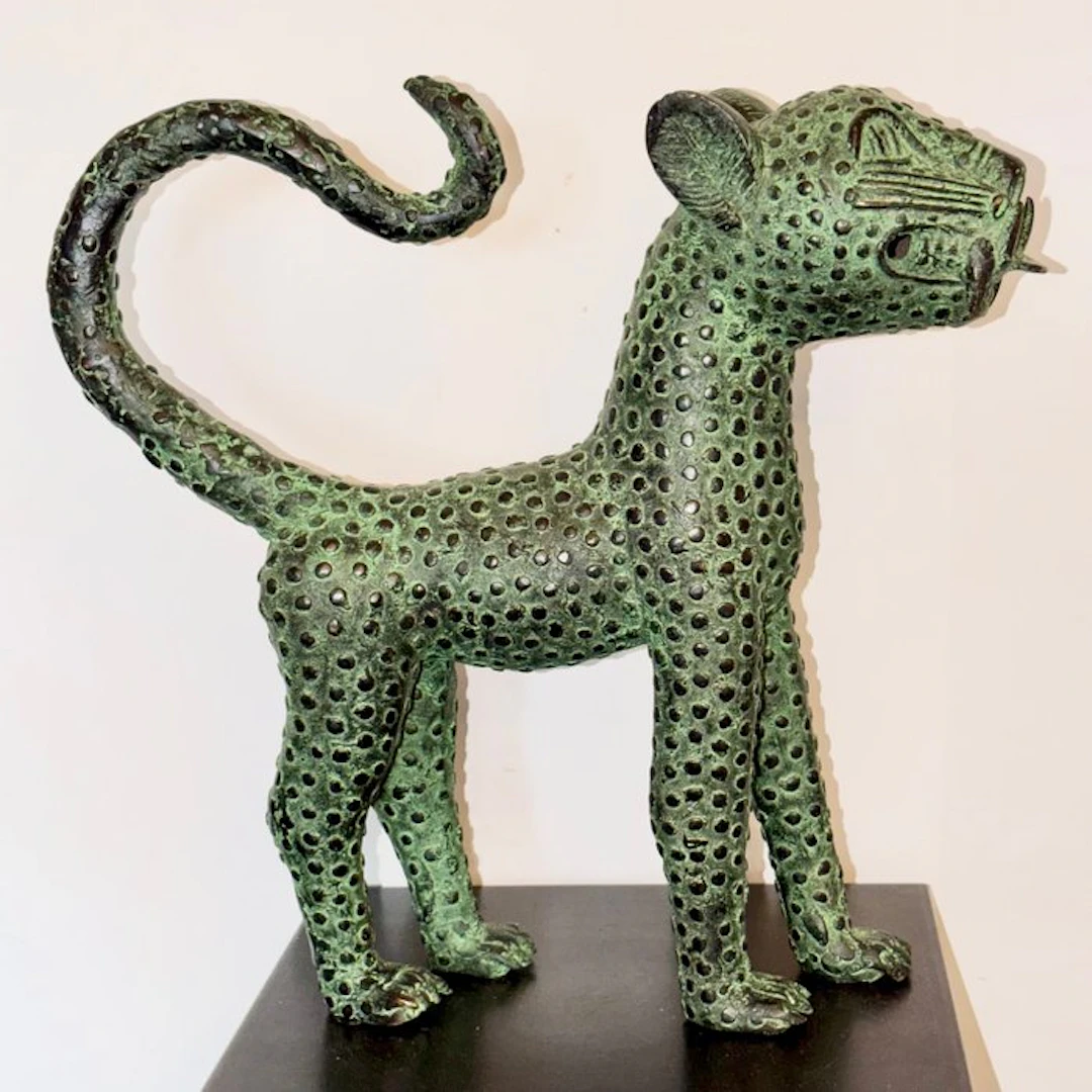 Léopard en bronze à patine verte - Sculpture - Nigeria