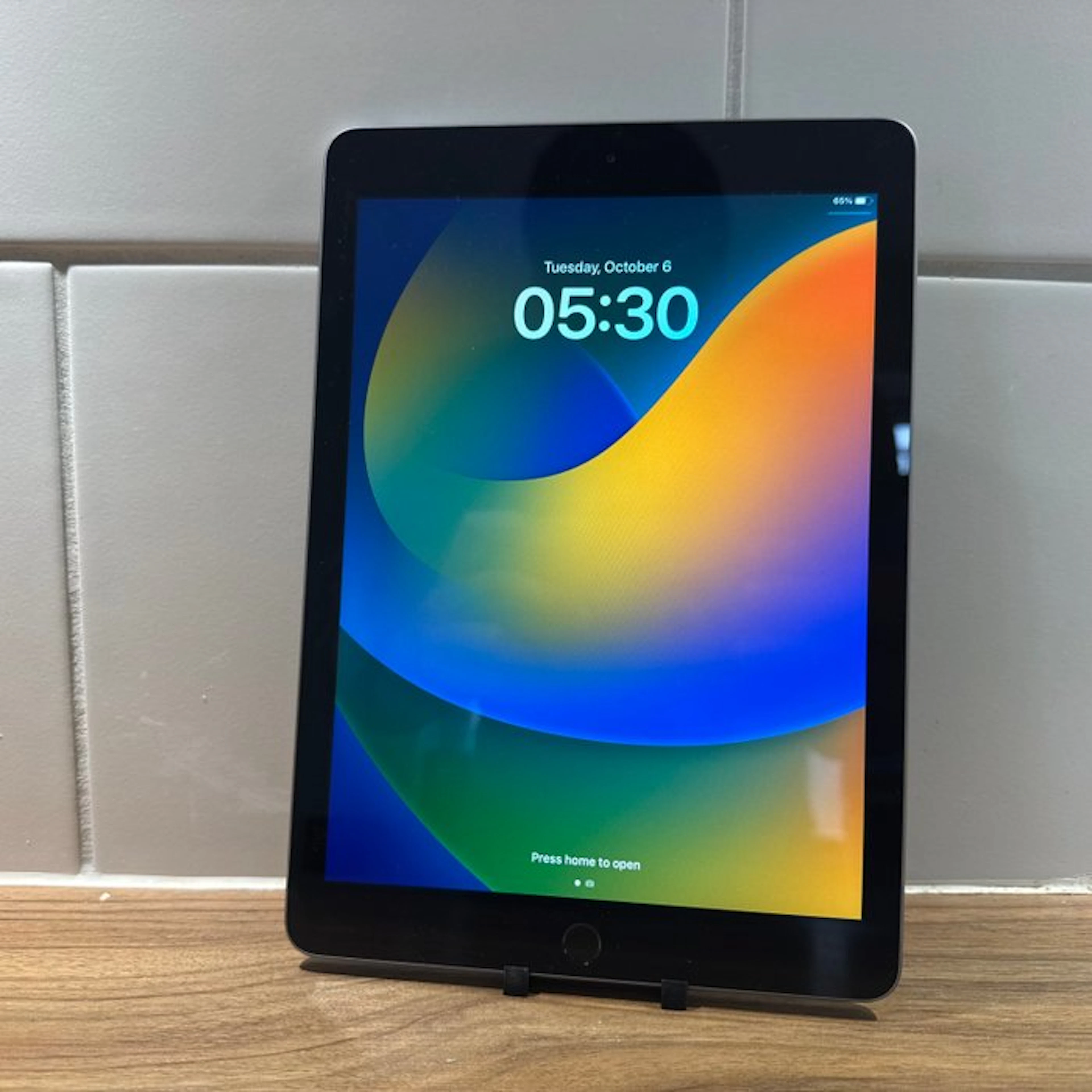 Apple iPad (5th Generation) 128GB Wifi - Mobile phone