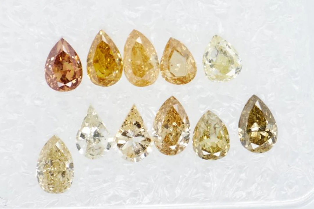 No reserve price - 11 pcs Diamond (Natural coloured)...