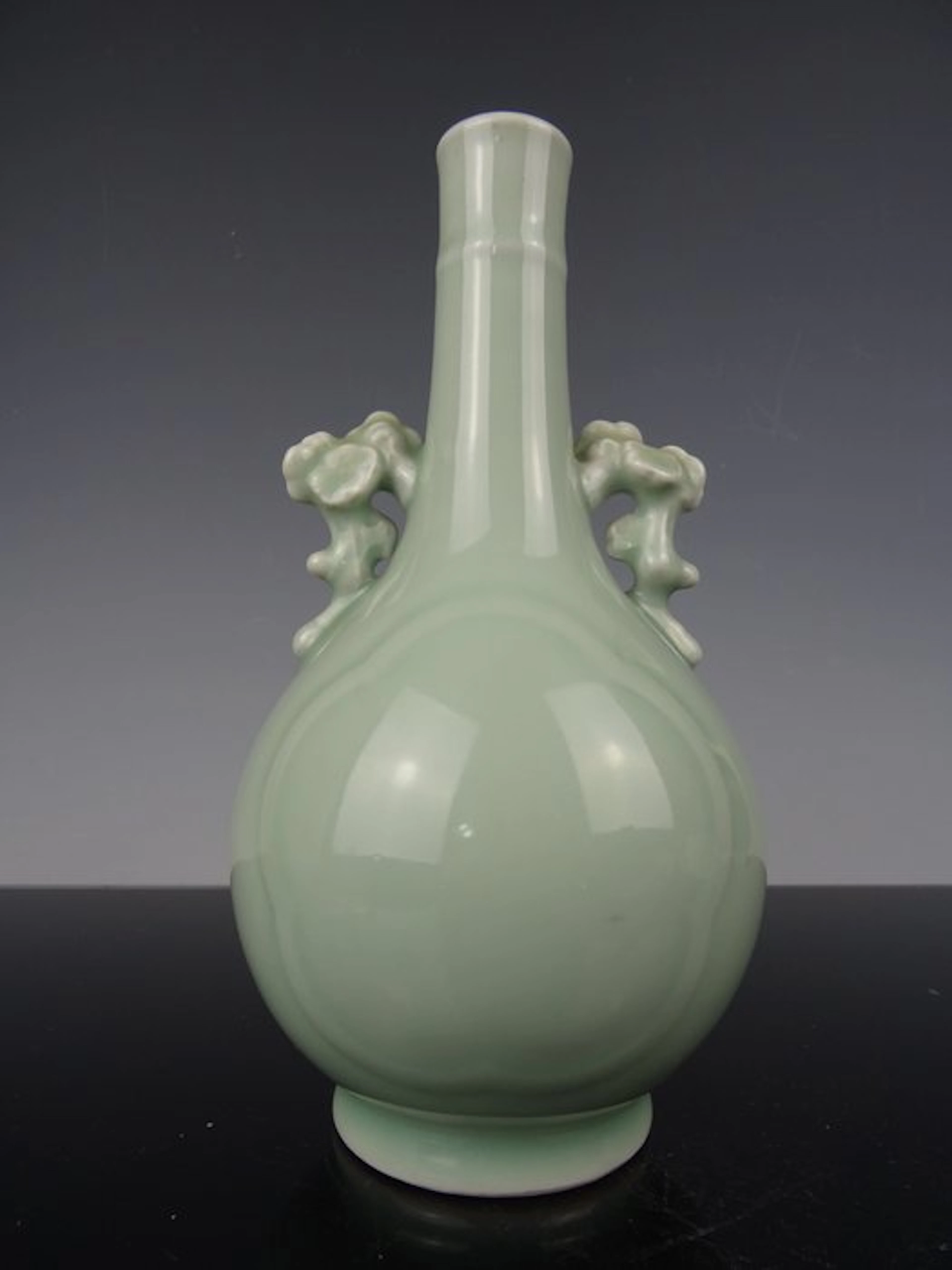 Vase - Porcelain - China - Qing Dynasty (1644-1911) - Celadon