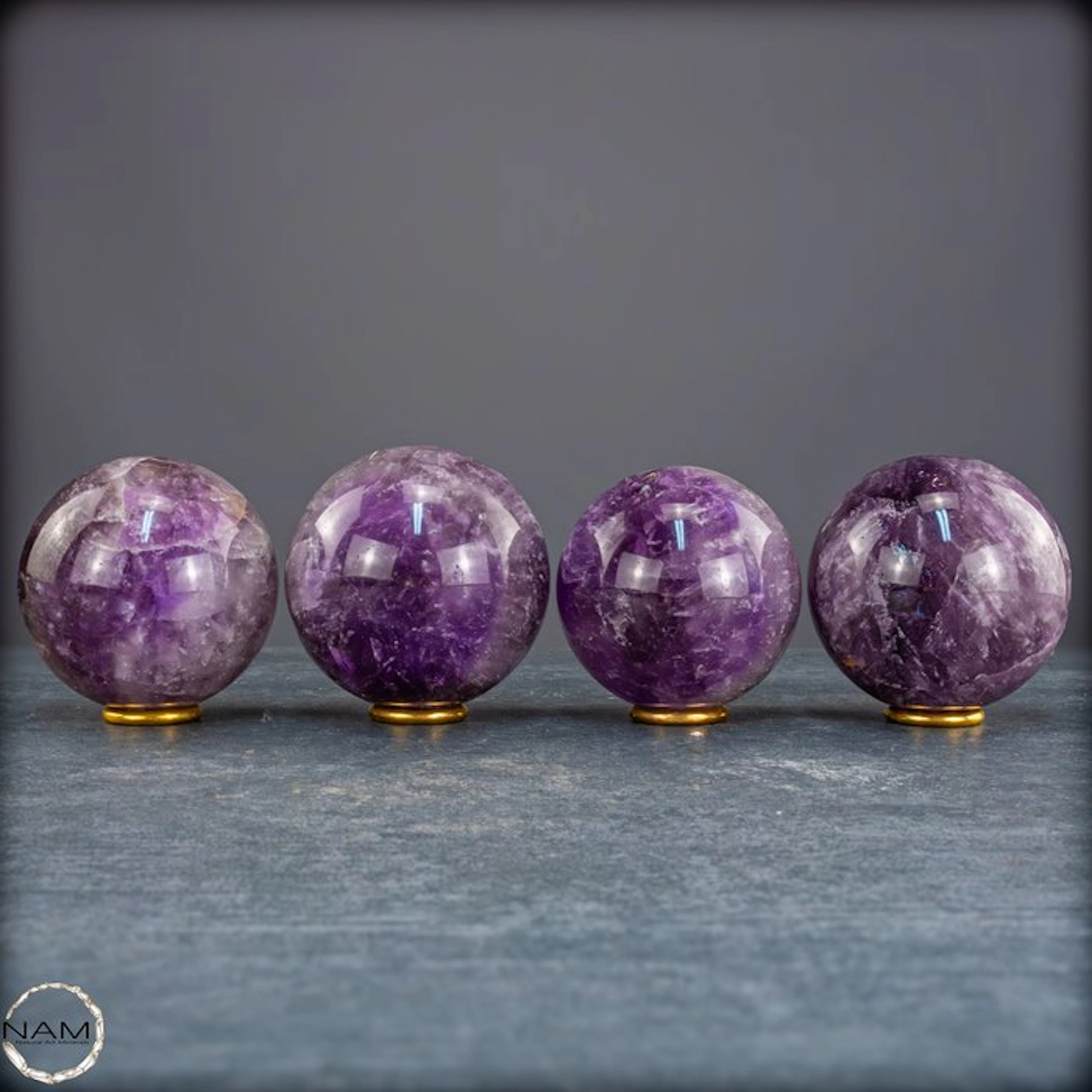 Natural amethyst sphere set – Elegant violet tones with a...