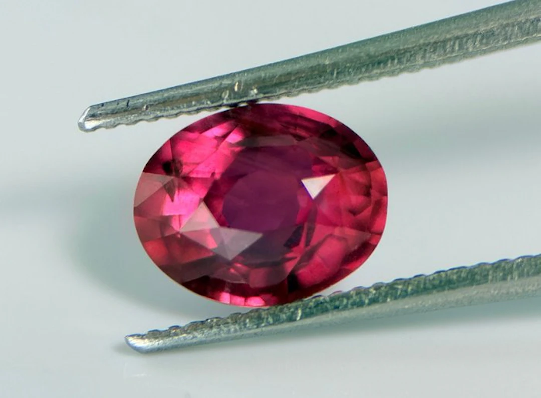 Red Ruby - 1.48 ct - Gem research Swiss Lab (GRS) - No Heat, Super Clean