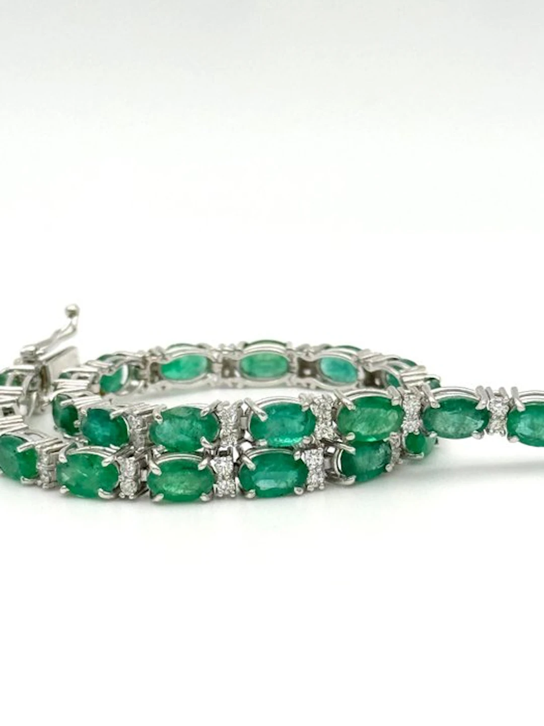 Tennis bracelet - 18 kt. White gold - 12.15ct. tw. Emerald - Diamond