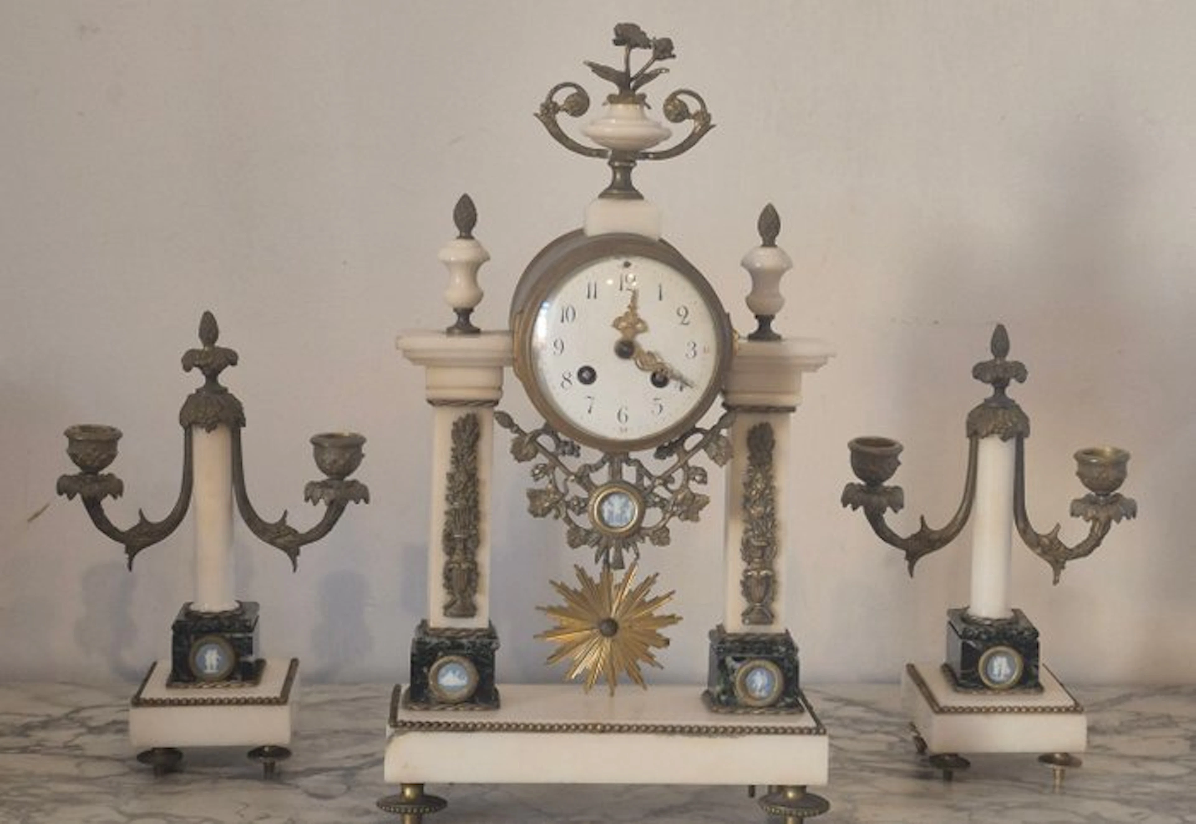 Clock (3) - - Carrara marble - 1850-1900