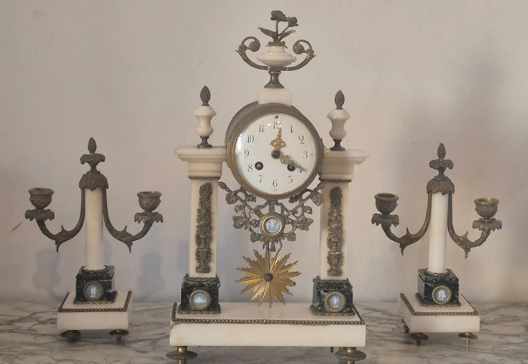 Clock (3) - - Carrara marble - 1850-1900