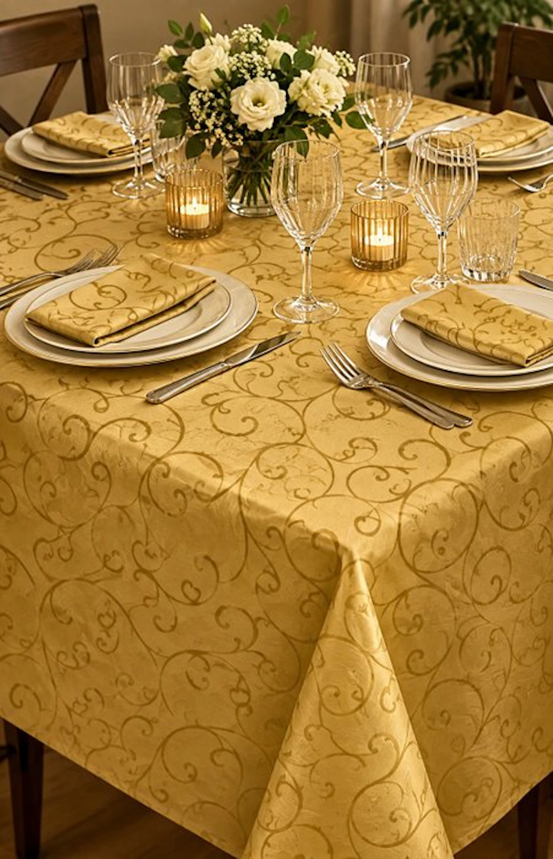 Luxurious Venetian San Leucio gold ramages damask...