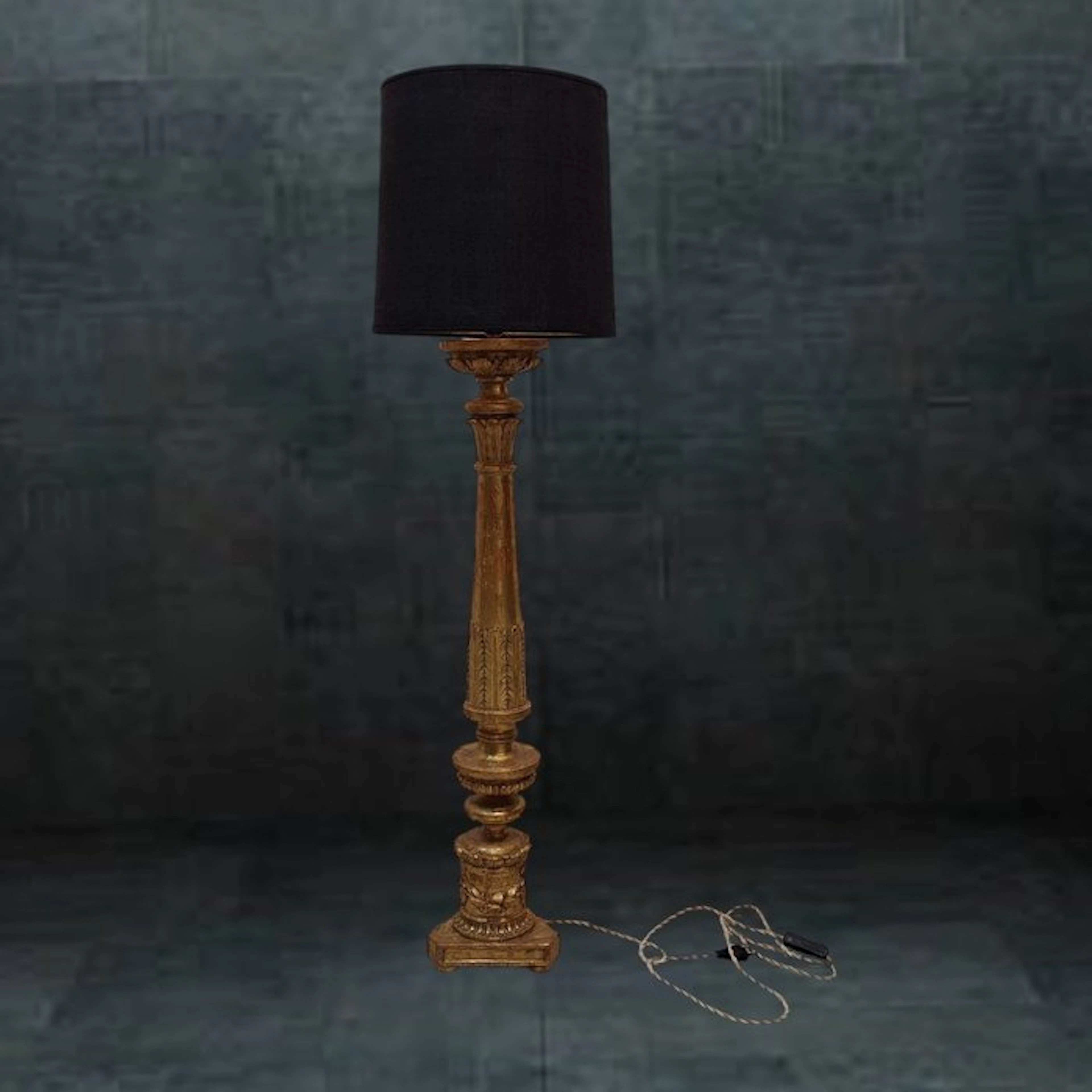 Lamp - Wood, engraved and gilded - Italy in the 19th Century