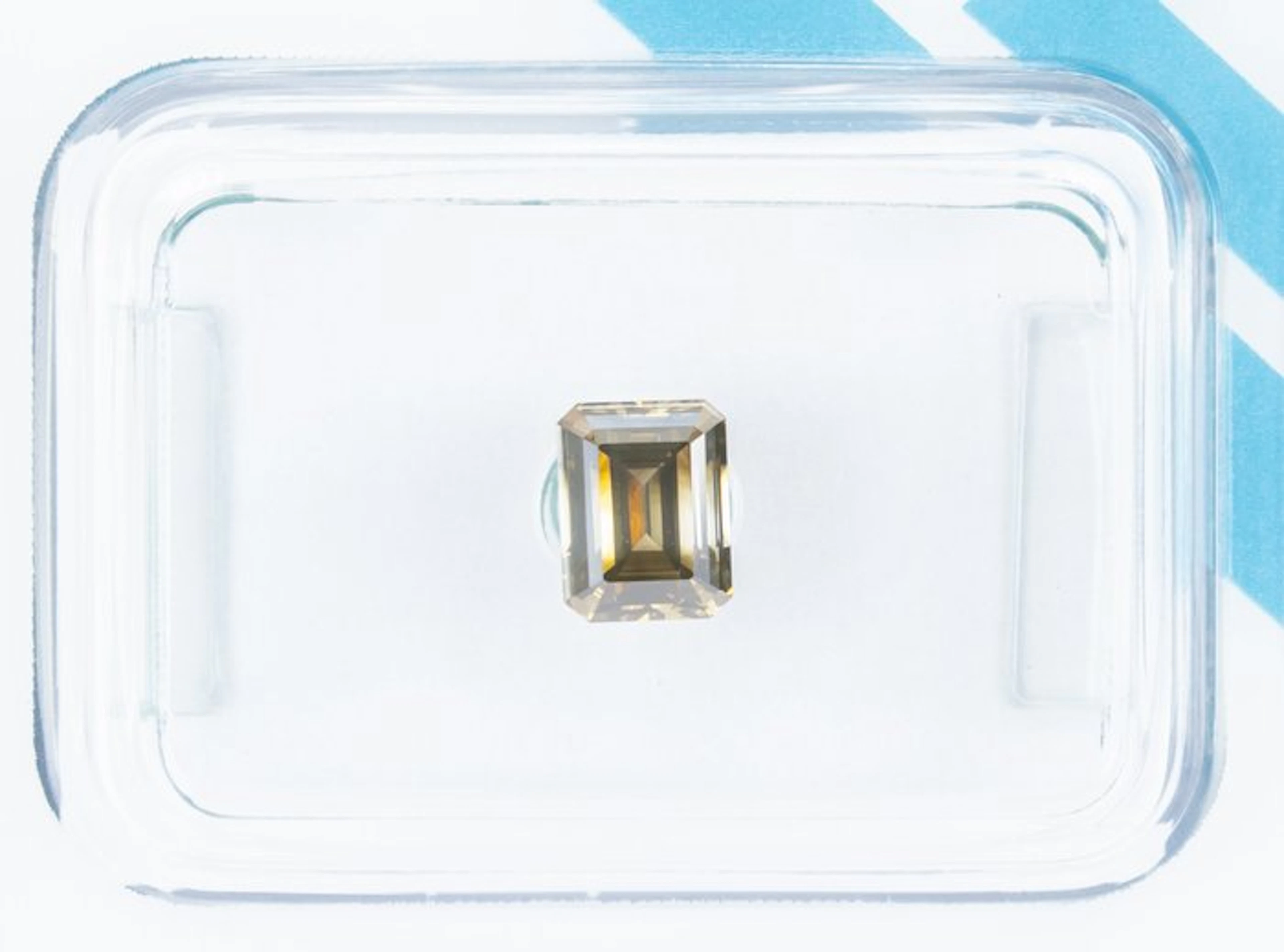 No reserve price - 1 pcs Diamond (Natural coloured)...