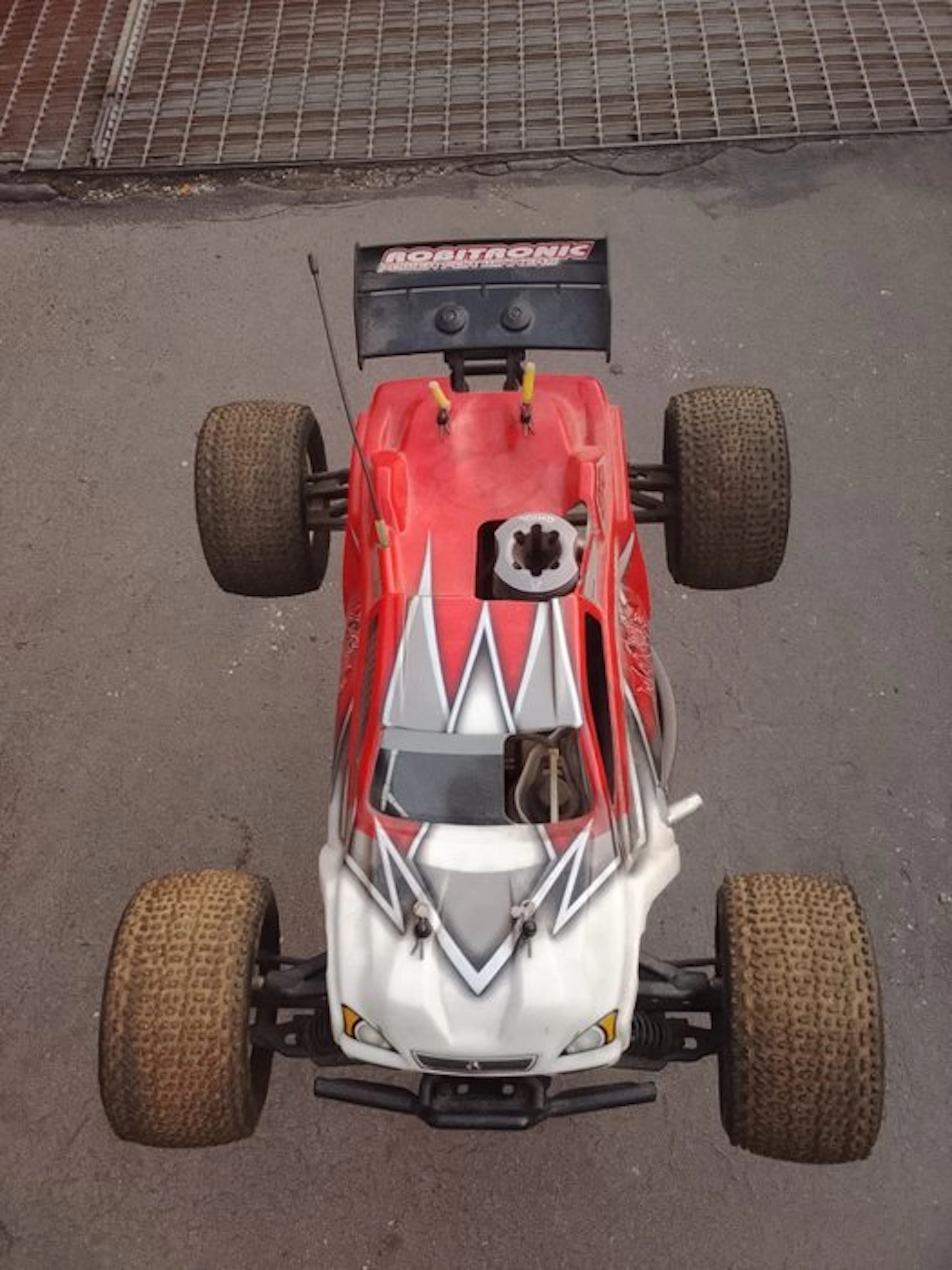 Robitronic 1:8 - Model car - Truggy nitro 1:8